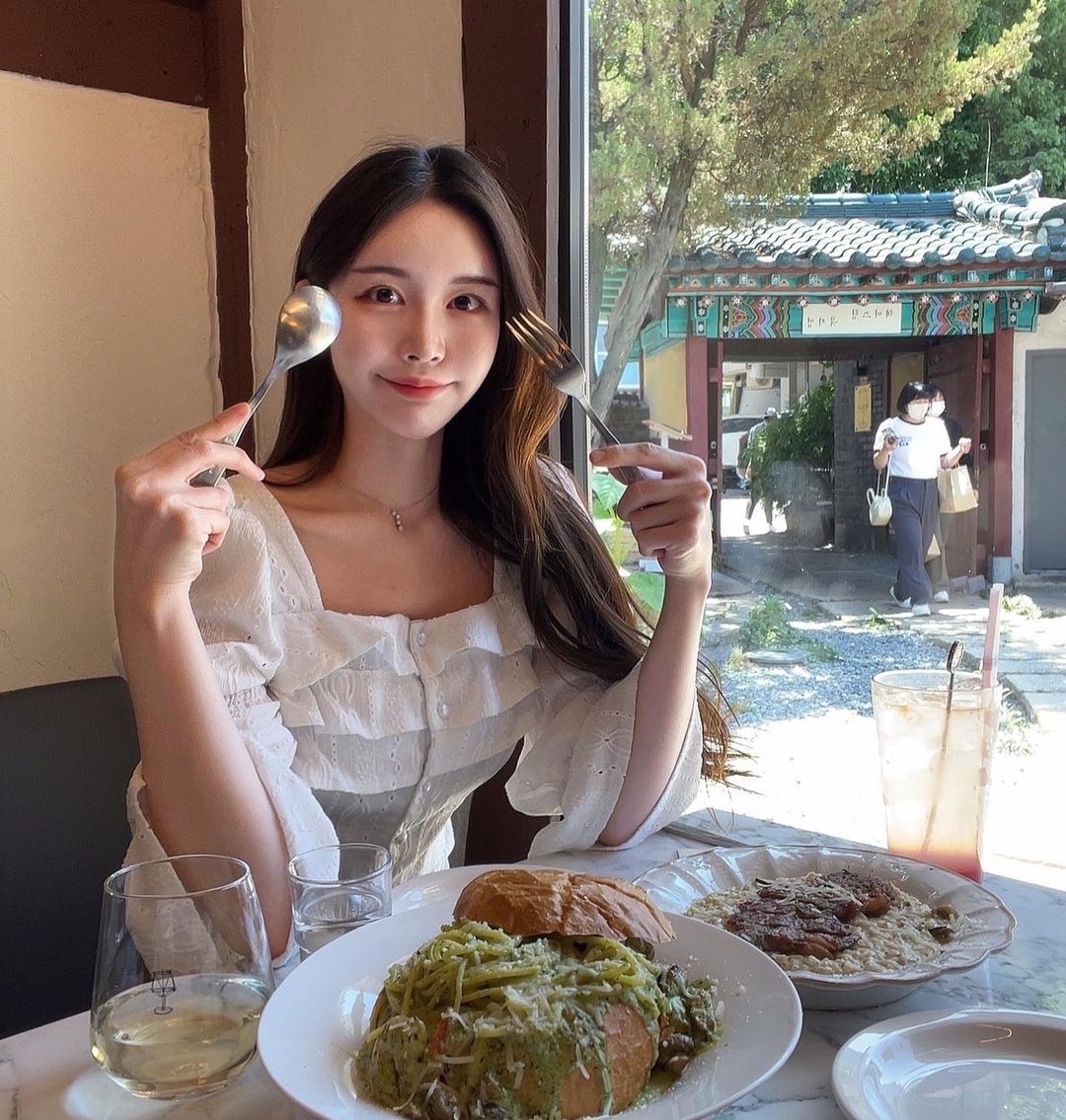 @elfin_rosse on Instagram: “행궁동 나들이🫶🏻 우리가 좋아하는 한옥:0!! 분위기 맛 모두 좋아서 담에 또 가야지이이💚”