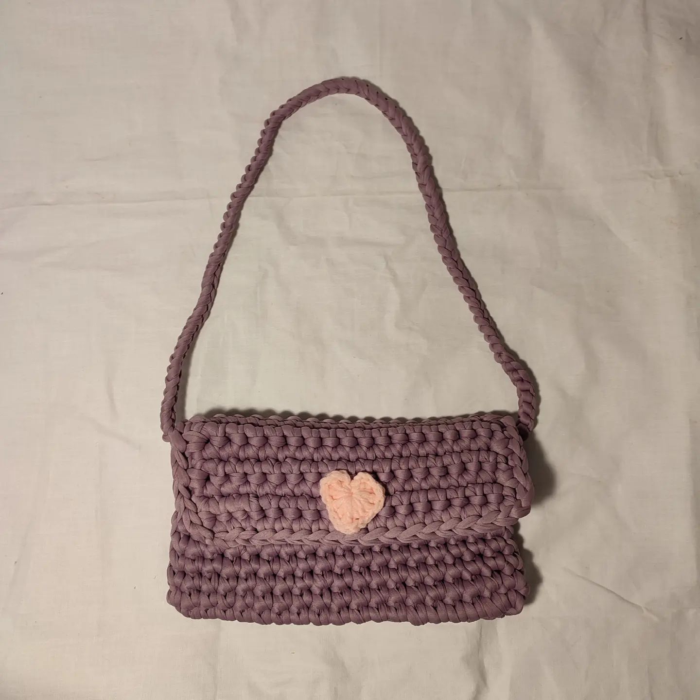 maddy shoulderbag 💓 (20x13) 
available custom colors and sizes
bag flap attached with velcro
material : T-shirt yarn
price: 125k
order through dm or shopee 🏷
shopee link in bio 🛒