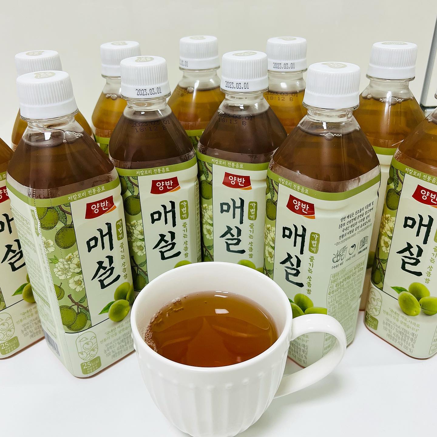 #협찬

오늘 제가 먹어본 음료수는 바로 저칼로리 매실입니다!!🥹🥰🥰

제가 요즘 다이어트를 하고있어서 단 음료수를 못먹고있었는데 이렇게!! 다이어트 식 음료수가 나오니까 정말 좋았어요 ㅎㅎ

다른 음료수는 당도 엄청 높고 칼로리도 어마어마한데  동원양반매실은 이 한 통을 다 마셔도 25칼로리밖에 되지 않습니다!!

맛은 저칼로리 매실음료라는 게 체감이 되지 않을 정도로 상큼하고 맛있습니다!🥹👍👍👍

#매실 #제로음료 #다이어트 #좋아요 #먹팔 #먹방스타그램 #먹스타맞팔 #먹방 #먹스타그램🍴 #먹팔하면맞팔 #먹팔소통해요 #먹부림 #먹스타맞팔 #맞팔선팔환영