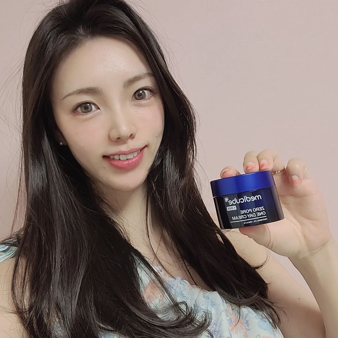 juhee on Instagram: “#광고 [메디큐브] 제로 모공 원데이 크림 🌞더운 날씨에 넓어지는 모공..그대로 두지말고 메디큐브 제로 모공 원데이 크림 으로 관리하세요💙 이번 주 부터 장마라더니 장