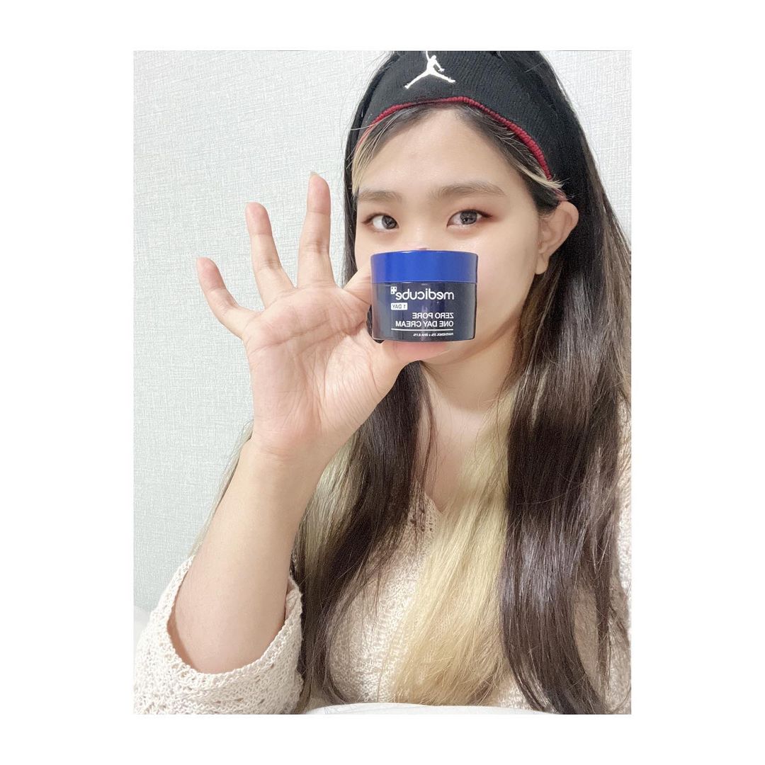 이제이 on Instagram: “#협찬 단 하루만에 늘어진 모공을 리프팅하는 #메디큐브#모공축소크림 내돈내산 할만큼 잘쓰고있는 #제로모공원데이세럼 과 함께 쓸수있는 #제로모공원데이크림 ✨ 세