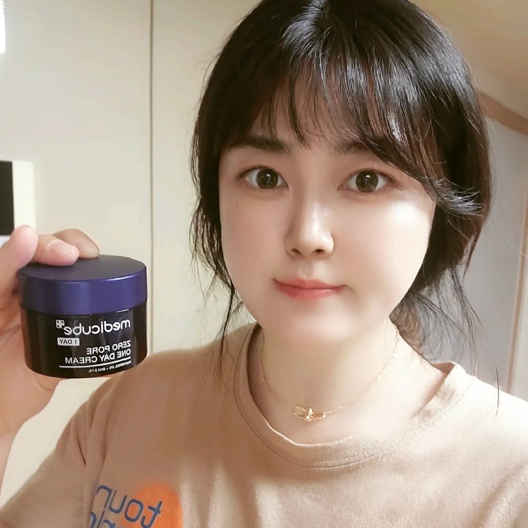빈이⚘️ on Instagram: “#광고 [메디큐브] 제로 모공 원데이 크림🌷 모공케어 전문 브랜드, 메디큐브에서 출시한 진짜 모공 축소 크림! #메디큐브 #제로모공원데이크림 을 소개합니다~🤗🤗