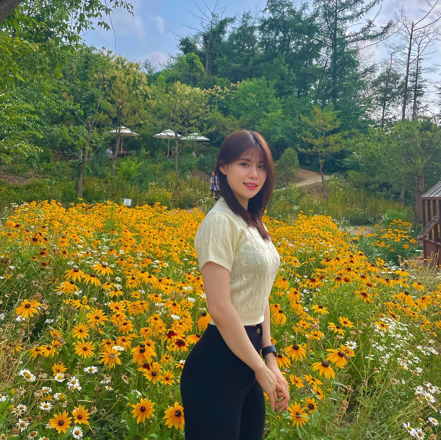 예쁜 카페인줄 알구 갔는데 
살구 맛집이었던 이숲,,🍊

살구 따기 체험과 동시에 청년농부 늑낌 낼 수 있음