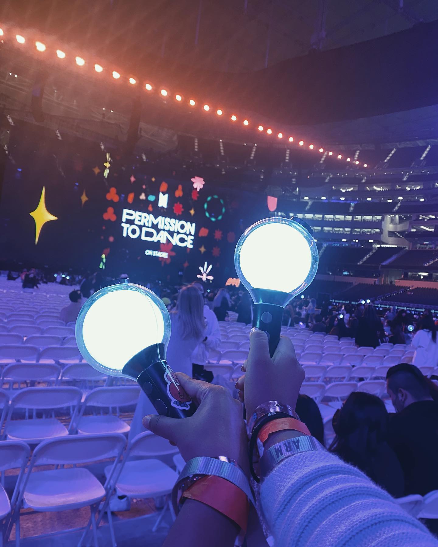 Holiiiii, hasta que finalmente me decidí por hacerme mi cuenta army, les quiero compartir un poquito de todas la experiencias que he tenido en este año junto a Bangtan 💜 y las que quedan por venir!!!! 

Bienvenidxs a mi diario siendo army 💗

#bts #btsarmy #btsaesthetic #army #taehyung #jin #jungkook #jimin #jhope #rm #suga #armybts #btsconcert #bangtanboys #bangtan