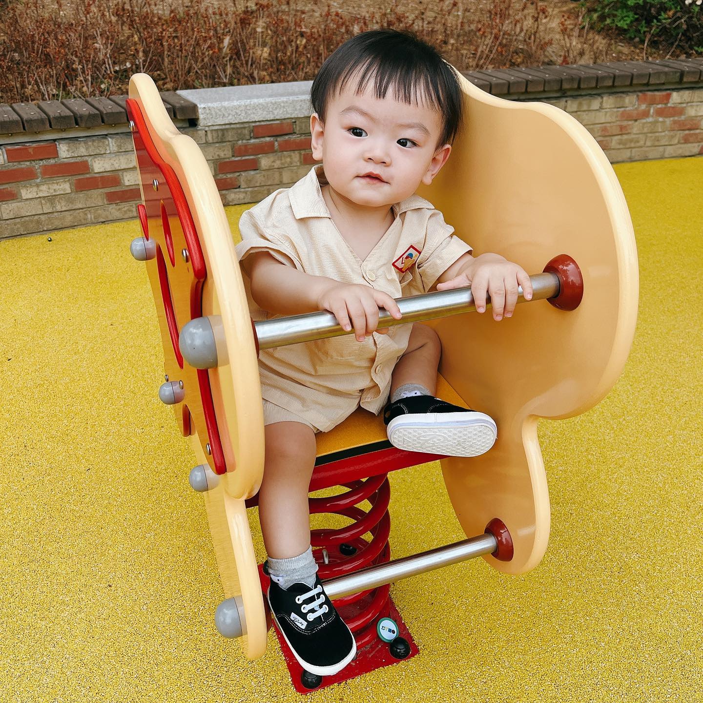 👶🏻
코로나때문에 일주일동안 어린이집 안갔다가 오랜만에 등원~
꼭 하원할때는 산책을 시켜주고 들어가는데
그냥 들어가면 유모차에서 내려오질 않는다 ㅋㅋ
산책안했다고~~~ 웃겨~~~~