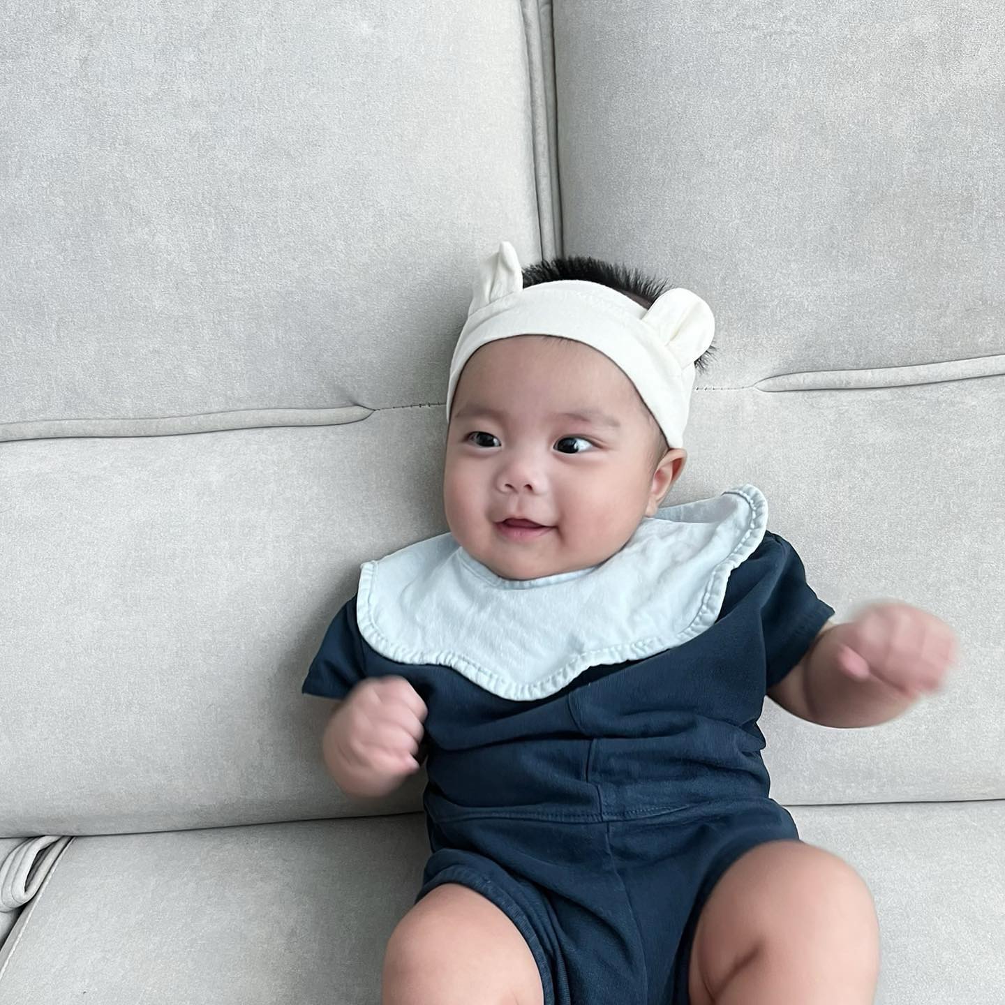 앉아있는데 엉아 같잖아🖤
엉아인척하는 아직 4개월 베이비👶🏻
오늘 컨디션 엄청 최고 꺄르르 웃고 난리 🫰🏻💛♥️
많이자서 눈이 부은 우리쁘띠는 쌍거풀 한쪽 어딧뉘 ,,
저녁되면 다시 찐해지는 쌍거풀 ㅋㅋㅋ