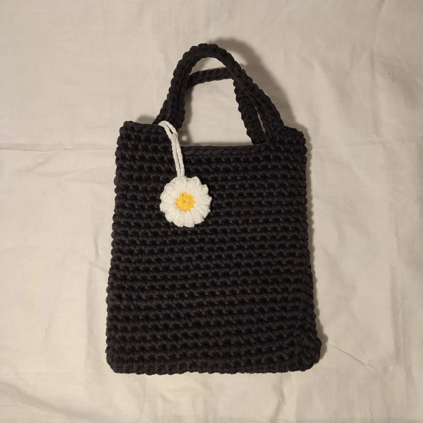 lauren totebag 💫 (25x29 cm) 
with additional daisy charm (+15k) 
available custom sizes and colors 🎨
material : t-shirt yarn
price : 150k
order through dm or shopee
shopee link in bio 🏷