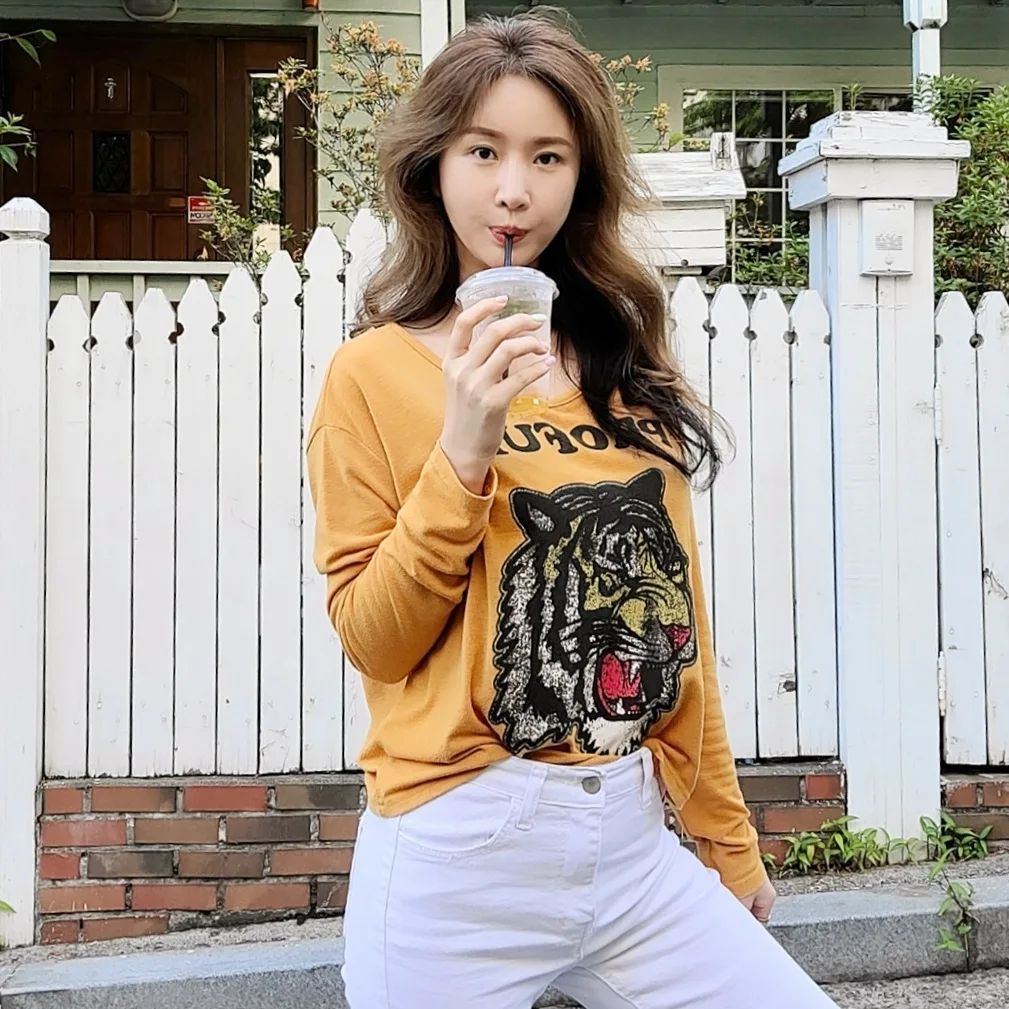 📚 가난한 사람들은
자신과 자신의 능력을 믿지 않는다.
그래서 미리 모든 것을 알아야 한다고 생각한다.
이것이 불가능하다는 건 생각지 못한다.
💦 
미리  다 알기 전에는 아무것도 시작하지 않는다! 
'문제점들을 다 확인하고 대처방안을 정확히 알기 전에는 아무것도 하지 않겠다.' 고 생각하는 
가난한 사람들은 영원히 행동에 뛰어들지 못하고 항상 패배자가 된다.
💰 
부자들은 기회를 보고 뛰어들어 더 부자가 된다.
가난한 사람들은? 여전히 준비중이다! 
ㆍ
📚 #시크릿 #하브에커 #여배우 #연예인
