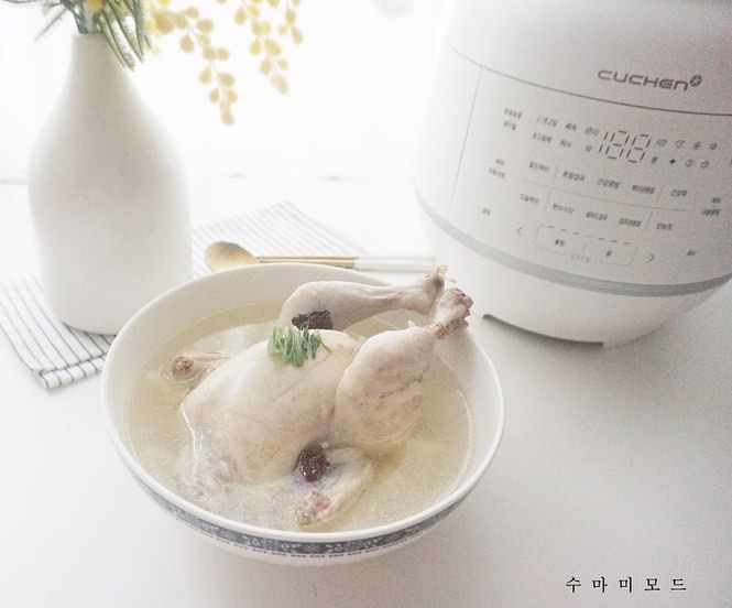 #협찬 #대가성광고

더운 여름날 몸보신으로 먹기 좋은 #삼계탕만들기 를 
#쿠첸 #스텐전기압력밥솥 으로 간편하게 맛있게 만들어봤어요.

초고압력으로 다양한 잡곡요리부터 만능찜까지.

역시 말이 필요없는 #쿠첸121플러스밥솥 밥맛은 물론 밥솥요리도 너무 맛있게 만들어먹을 수 있답니다. 

풀스테인리스 엣지121내솥은 코팅이 벗겨질 염려없이 위생적으로 안심하고 오래 사용할 수 있어 더욱 만족이예요.

완벽한 밥이 되는 온도 121도 
불릴 필요없이 잡곡밥도 편하게 맛있게 만들어먹을 수 있는 쿠첸 121플러스밥솥으로 맛있는 시간 가져보세요.

#밥솥#전기밥솥#압력밥솥#전기압력밥솥#밥솥추천#쿠첸#쿠첸121플러스#잡곡밥#주방템