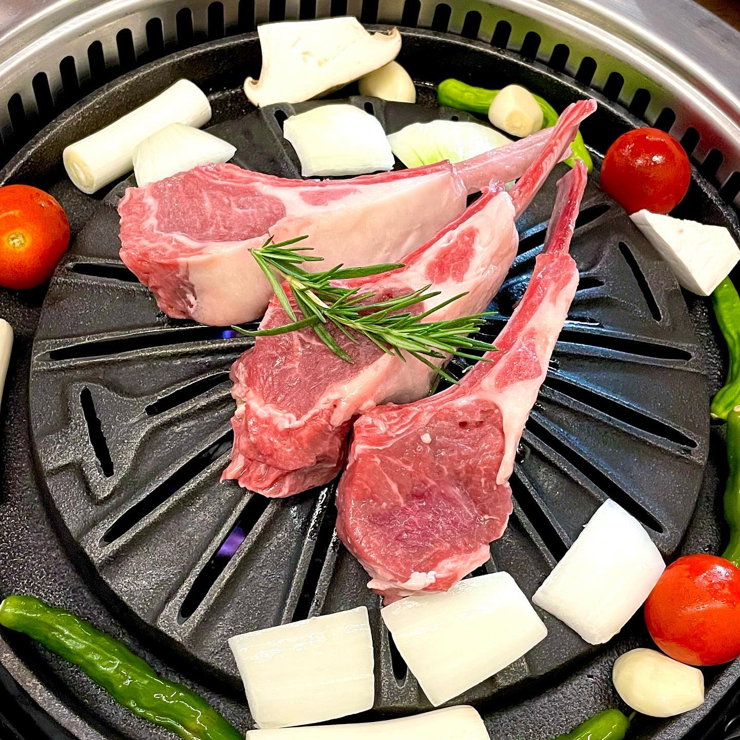 📢 #협찬 + 내돈내산 #진스그릴 
.
오늘은 강남 자곡동에 위치하고있는 양고깃집에 방문하였다.
이번에 좋은기회가 생겨 방문하게되었다😍
일단 강남이라 방문하기좋은 교통편!
자가용을 타고다니기때문에 주차가능인지
확인하게되는데 건물내부로 바로 주차가능!
엘베타고 올라가면 가게가 바로있어서 2차 흡족,,😳
가게에 들어가서 먹고싶은걸 주문했다.
.
내가 시킨메뉴는 요렇게!!
👉양갈비(200g) 26.0 × 2개시킴
👉오겹살(180g) 17.0
👉명란마요덮밥 6.0
👉해장라면 5.0
그외 음료까지!
.
난 촌스럽게도 양갈비를 처음먹어본다 ㅎㅎ,,
주위에서 다들맛있다고해서 얼마나 맛있을지 기대가됐다,, 😄
다구워지고 한입맛보는순간. 이게 뭐지,,?
진짜 입에서 삭녹고 냄새가 안났다👏
특히지방과 살코기의 조화가 소고기보다 나을정도 맛났다
빨간 향신료에 찍어먹으니 맛을 더 극대화해서
물리지않고 계속들어가는 느낌,,?🤣🤣
메인 양고기와 오겹살, 사이드메뉴 어느 하나 흠잡을수없는
만족한 식사였다😳 jinsgrill3933 에서 양고기의 맛을 
깨달았으니 자주먹을예정 글쓰면서도 계속먹고싶다,,,,
.
여기는 첫번째로 맛도 너무좋고,
두번째 양갈비도 직접구워주신다!
처음오시는 분들도 굽기 부담없을듯!😚
회식이나 외식하기도 너무 좋을거같다 왜냐 맛있으니까,,
양고기가 부담이면 다른 항정살, 오겹살 등
돼지 고기들도 있으니까 걱정 안해도될듯,,😳 
그리고 무엇보다 직원분들이 너무 친절하셔서
기분좋은 저녁식사였다❤️
이러다 양고기 중독될듯🐑
.
.
📎진스그릴<Jins grill>
📎양고기 맛집
📎 서울 강남구 밤고개로 223 1층 Jins grill