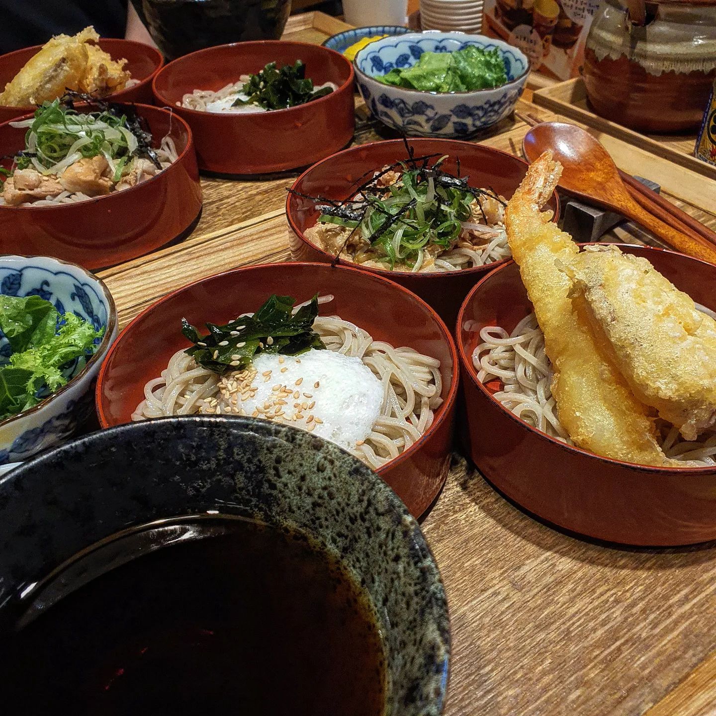 🍤
𝑷𝑳𝑨𝑪𝑬: 이나세
𝑴𝑬𝑵𝑼: 시그니처 와리꼬 소바
𝑷𝑹𝑰𝑪𝑬: 13,5
⭐️⭐️⭐️⭐️

웨이팅이 항상 있는 소바 맛집 이나세에 다녀왔어요!
파르나스몰 안에 있는데 갈때마다 웨이팅이 있더라구요 😓
하지만 오늘 드디어 성공^-^!

시그니처 와리꼬 소바는 세가지 종류의 메뉴를 모두 맛 볼 수 있는 아주 맘에 드는 메뉴였어요
튀김이 진짜 진짜 미친 존맛..
친구가 보여준 일본 현지 소바가게 튀김이랑 똑같이 생겨서 놀랐음..

고기소바도 진짜 맛있어요 ㅋㅋㅋㅋㅋㅋ 처음엔 고기 안땡겼는데 먹으니까 .. 아 존맛탱 이러면서 후루룹 잘만먹음..^^

옆에 칠리소스도 구비되어있는데 그것도 참.. 맛있더라구요 ㅎ 
다음에 가면 전 무조건 이 메뉴 또 시킬듯해용
그리고 튀김이진짜 존맛.. 메모하세욧 📝 

#소바맛집 #코엑스맛집 #파르나스몰맛집 #이나세 #코엑스일식 #파르나스몰일식 #파르나스 #코엑스 #파르나스몰 #현대백화점무역센터점 #맛집 #먹팔하면맞팔 #먹팔맞팔 #먹팔