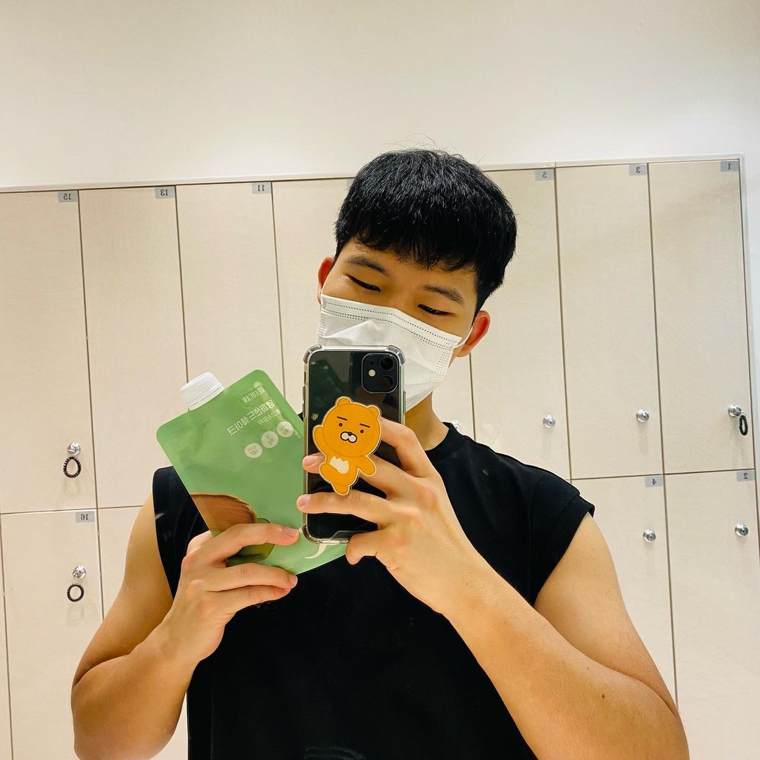 짠샨_꼬마뚱땡이 on Instagram: “마즘 #이거슨협찬이지만찐후기 #앰퍼샌드쉐이크 #협찬 내게도 드디어 협찬쓰 잼>< 저녁 2nd 운동할라구 집을 나서는데 비가 너무 많이 왔다. #이제장마시작이라