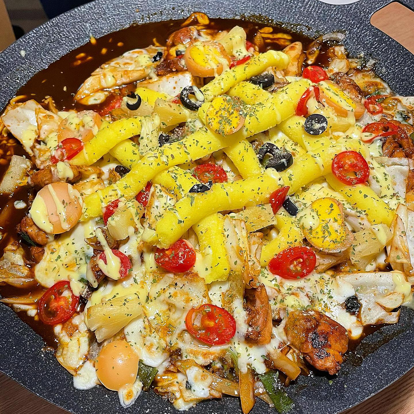 일주일동안 식단조절 잘 하다가 갑자기 이거먹고 입이 터져버렸지…🤤 그만큼 참을 수 없는 맛 이었달까… 개 존맛탱 찜닭🍗집 ㅠㅠ
다만 이 고구마찜닭닭갈비 1인분 가격만해도 2만원 이어서 좀 사악했지만 그만큼 대존맛탱에다가 양도 겁나 많았던^^ 암튼 홍대가면 또 가야징~~~><!!
.
.
.
#홍대맛집 #마녀찜닭 #홍대 #홍대맛집추천 #첫줄 #첫줄반사 #팔로우미 #좋아요 #좋반 #먹스타 #먹팔 #먹스타그램 #맛스타 #맛스타그램 #선팔하면맞팔 #맞팔 #팔로우 #음식스타그램 #푸드스타일링 #푸드스타그램 #홍대데이트 #홍대놀거리 #서울맛집 #서울