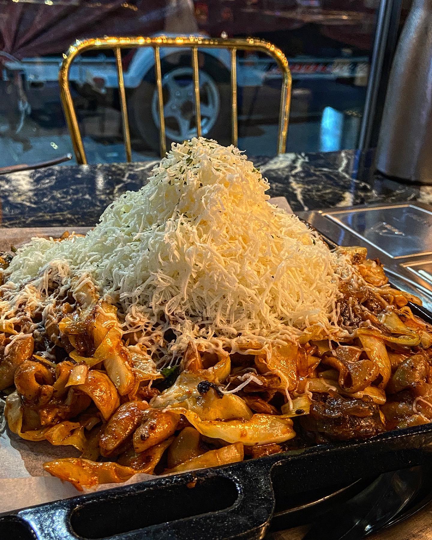 #협찬 🥓곱창 치는 남자
🍽메뉴: 치즈야채곱창(14000원) 주먹밥(3000원) 

🟡리뷰
볼살이 동네에 새로운 야채곱창 맛집이 생겼어요😆
가게에 들어가자마자 수많은 라면과 한강라면기계가 
제일 먼저 눈에 들어왔어요😍
한강셀프라면은 기본제공으로 먹을수 있으니
곱창 먹기전에 입가심으로 먹어줘야죵🍜

주문은 사장님의 강력추천으로 치즈야채곱창을 시켰어요💗
산처럼 쌓여있는 눈꽃치즈에 곱창, 순대, 당면, 
야채들이 푸짐하게 들어있어요🔥
곱창은 특유의 꿉꿉한 맛이 전혀 안났으며 
곱창 못 드시는 분들도 충분히 드실수 있을 만큼 
잡내가 없고 깔끔했어요!🥰
곱창과 순대를 치즈에 돌돌 말아서 한입에 먹으면 
곱창의 쫄깃함, 순대의 탱탱한 식감, 치즈의 고소함까지
한번에 다 느낄수 있답니당🤩

앞으로 곱창이 생각나면 무조건 곱치남으로 ㄱㄱ!!

gobchangman 
📍주소: 서울 동대문구 회기로13길 14
#곱창치는남자 #곱치남 #야채곱창 #야채곱창맛집 #치즈야채곱창 #회기 #경희대 #곱창 #경희대곱창 #회기곱창 #곱창맛집 #눈꽃곱창 #회기맛집 #회기동맛집 #경희대맛집 #경희대 #경희대맛집추천 #볼살이의먹스타그램