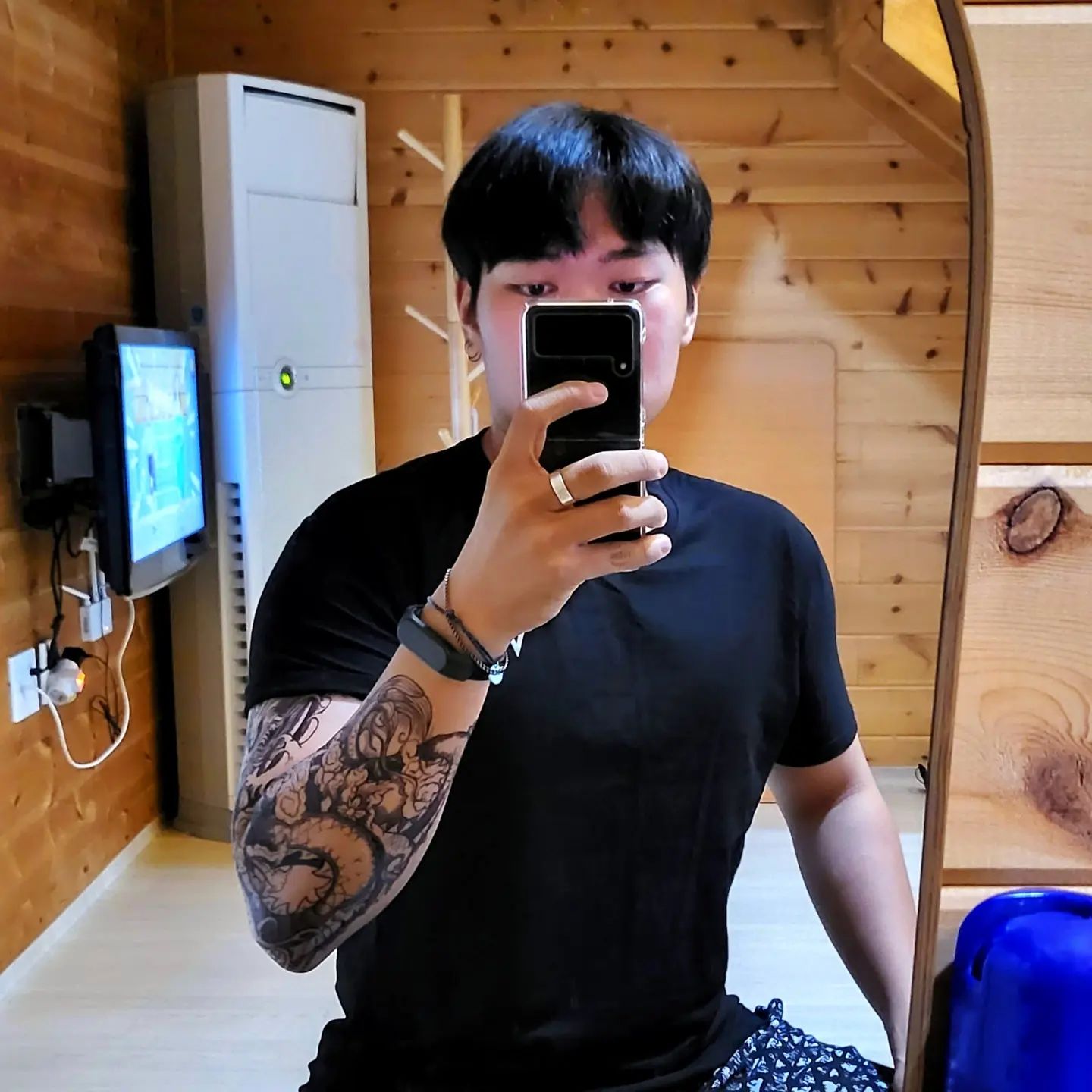 타투했습니다.

.

.

라고 할뻔 ㅋㅋ
진짜 타투는 아니고 타투 스티커에요!😆
가평에 놀러와서 단체로 타투 스티커 붙이고 사진 찍찍 했어요.💪😎

근데 너무 잘어울려서 놀람🤔
.
.
#남자반팔 #남자타투 #타투스티커 #용타투 #이레즈미타투 #이레즈미용타투 #훼이크다 #현수야고맙다