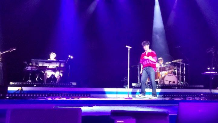 .
220624
.
티켓팅날 올해 운 다 썼는지 스탠딩 입장번호 한 자리였다. ㄹㅇ 결제하는 순간까지도 이게 맞나 싶었는데 펜스 잡았는데도 실감이 안 났다ㅜㅜㅜ MD도 너무 맘에 들어서 빨리 줄 서려고 퇴근하자마자 겁나 뛰어가서 삼ㅜㅜ 종류별로 하나씩 다 샀다. 내가 돈만 많았어도 여기 있는 거 다 주세요- 하는 건데.
.
오프닝 실루엣 뜨자마자 심장 멎는 줄 알았다. 역시 소란... 오프닝 진짜...8ㅁ8 천 떨어지고 영배옵 무대 중간에서 등장하는데 엉엉ㅠㅠㅠ 첫번째 곡은 이나고였다.
.
그리고 두번째 곡 프린스. 맨날 막곡으로 듣다가 이렇게 극극초반에 듣다니! 유일옵이 멘트할때 프린스를 초반에 해서 벅찬 마음에 미친거 같다고(?)ㅋㅋㅋㅋㅋㅋ 진짜 처음부터 빵빵 터지고 너무 좋아🥺🥺🥺
.
그 이후에 계속 재즈 편곡이었나 그랬는데, 일부러 서베존 간 보람이 있었다. 진짜 콘트라베이스 서베 너무 왕자님 같은데 맨 앞에서 직관했져8ㅅ8
이렇게 행복해, 나만 알고 싶다, 원투쓰리, 있어주면 뭐 이렇게 초반이었던 거 같다. 정확한 셋리는 기억이 뒤죽박죽이라ㅠㅠㅠ 힝힝
.
여름콘에 메들리 당연히 해야지!!!!! 가나다라 - 톰보이 - 스물다섯 스물하나 - That That
가나다라마바사 초반에 뭐가 그렇게 웃겼는지 노래를 잇지 못했던^-^ 그리고 톰보이 ㄹㅇ 숨멎이었다. 편뉴가 처음에 랩하는데 홀리(?) 그리고 영배옵 춤추는 거ㅠㅠㅠ 이거는 나중에 영상 뜨면 또 보고 싶당. 메들리에서 최고는 역시 스물다섯 스물하나! 아니 언제 또 영상을 준비해서ㅠㅠㅜㅠ 스물다섯 스물하나가 아니라 서른여덟 서른둘ㅋㅋㅋㅋㅋ 드라마는 사실 안 봤는데도 영상 개어이없어서ㅋㅋㅋㅋㅋㅋ 저런 서정적인 노래에 저런 영상 왜 트냐구여ㅋㅋㅋㅋ
메들리 다음 곡은 바로 이어서 속삭여줘. 속삭여줘 완전 페스티벌 재질인데 이렇게 스탠딩으로 하니까 찐 좋아🥺🥺
.
그리고 촬영곡은 살빼지마. 와 내가 1열에서 영상도 찍네ㅠㅠㅠㅠ 진짜 세상 행복했다. 연애같은 걸 하니까도 듣고 자꾸 생각나도 해주고. 자꾸 생각나는 관객과 함께 하는 버전^-^ 카메라에 나 안 잡혀서 다행이었다. 관종력 없어... 그리고 AAA!!!! 영등포에서 듣고 설마설마 했는데 섶콘 셋리에도 있었다8ㅁ8 진짜 개신나8ㅅ8
.
드디어 행복 떼창도 했는데 감동인줄 알았더니 고선생님이 음정 교정 수업 해주셨다.ㅠㅠㅠㅠ 발매 이후로 항상 그렇게 불러왔는데 말이죠? 도와 도#, 단2도...(?) 근데 나중에 편뉴가ㅋㅋㅋㅋ멘트 하랬더니 계속 행복 잘못 불러서 영배옵 괴롭힘ㅋㅋㅋㅋㅋㅋ
.
마지막 곡은 당연 가을목이!!!!!! 아직 북유럽댄스는 반쪽 뿐이지만 그래도 에브리바디 쩜프쩜프ㅠㅜㅠㅠㅠ 이걸 하네ㅜㅜㅠㅠㅜㅜ 원래 뒤에 뛰어야 하는데 갑자기 끊고 찐소라너 멘트 띄워줘서 깜짝 놀랐다. 하나하나 다 감동 모먼트얌8ㅁ8🥺🥺🥺
.
앵콜은 고백직전이랑 리치샐ㅠㅠㅠㅠㅠ 리치샐때 to 종이들 또 뿌려줬는데 행복해서 죽을 뻔 했다ㅠㅠㅠㅜ 그리고 찐 막곡은 역시 우리,여행. 다 퇴장하고 영상이랑 소라너 이름 나오는데 오열이었다🥺🥺 물론 진짜 울진 않음. 근데 또 귀신같이 내 이름 찾아냈다^-^ 진짜 이 맛에 덕질한다^-^
.
서베 멘트는 생각보다 평범했고(?), 편뉴는 위에서도 계속 적었지만 텐션 찢었다. 목걸이랑 펄럭바지 입었다고ㅋㅋㅋㅋㅋㅋ 자랑 아닌 자랑하더니 드럼칠 때 거슬려서 양말 안에 바지 넣었다고 막 보여주고ㅋㅋㅋㅋ 태욤은 피크 영업ㅋㅋㅋㅋㅋ 이미 샀다구여^-^
.
하여튼 맨날 막콘만 다녔는데 첫콘도 재밌네. 중콘은 더 재밌겠지🥺🥺 돈 많이 벌어서 3회차 다 다니는 사람이 돼야지.
.
.
.
.
.
.
.
#소란 #SORAN #Surf_concert #Surf_con #고영배 #서면호 #편유일 #이태욱 #섶콘 #소란여름콘서트 #노들섬라이브하우스