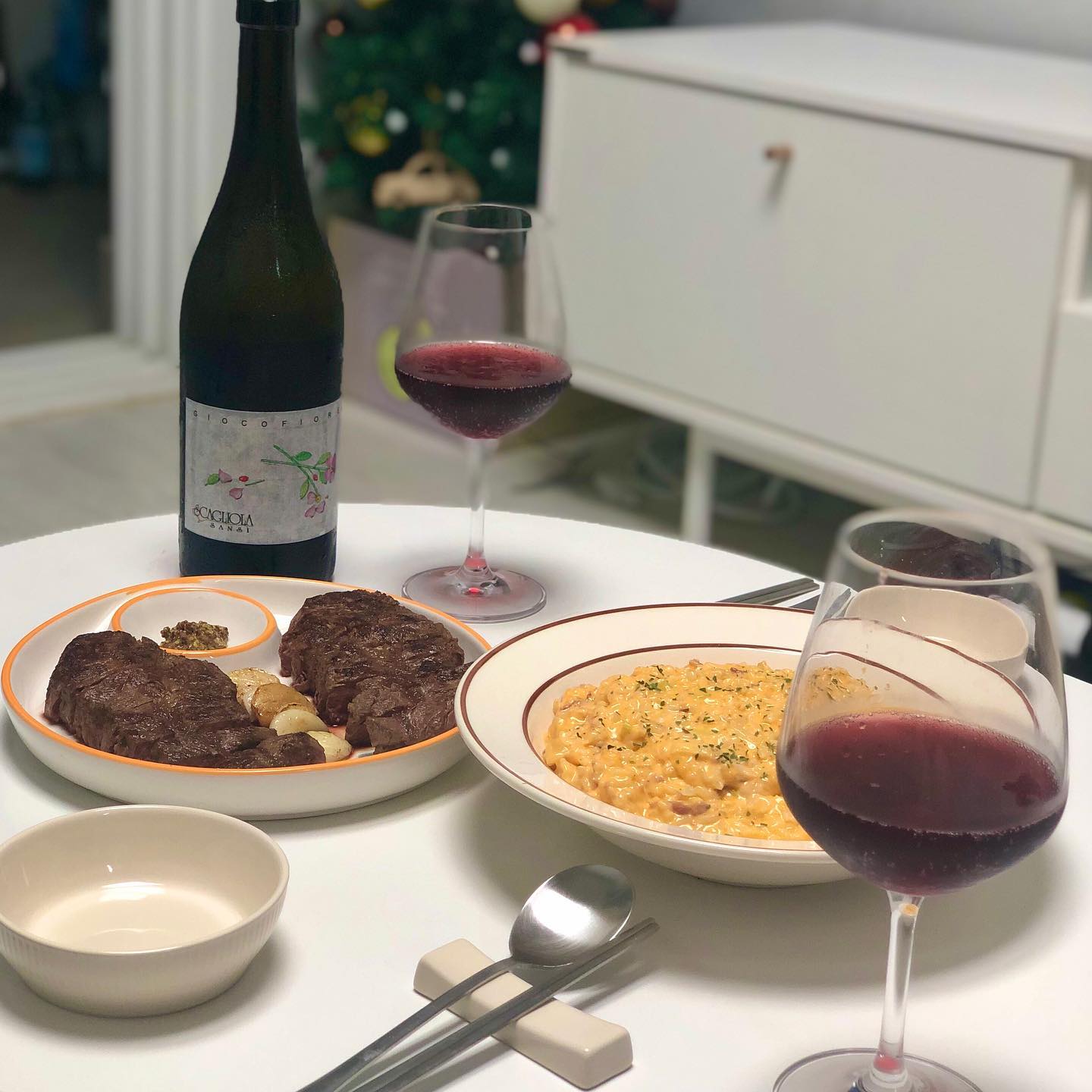 뭉스토랑 전격 오픈✨! !🍽🍷
이건 정말 팔아야 한다구~~~ჱ̒ ｰ̀֊ｰ́ )!~~~

오늘도 성공적인 뭉쉐프의 스테이크와 리조또💖
스테이크 실력은 정말 나날이 늘어서 이제는 양식집 가는게 돈아까울 정도!😋

오늘 뭉치의 졸귀 포인트🖤! !
🧑🏻‍🦱자기.. 고기가 아픈가봐....
👩🏻왜? 냄새 나?
🧑🏻‍🦱자꾸 피흘려 ㅠㅠ
👩🏻 ㅋㅋㅋㅋㅋㅋㅋㅋㅋ

-

🍷다들 와인 어떻게 고르세용? 팁이나 추천와인 있을까효?
와인 매번 실패하다보니, 이제는 와인얘기하면 뭉치 동공 흔들리는게 보인답니다😹 요리에 비해 와인이 넘 형편없,,,‧⁺◟( ᵒ̴̶̷̥ ·̫ ᵒ̴̶̷̣ )
이번에 산 와인은 5.5도밖에 안된다며 뭉치가 소주를 사왔어요 껄껄,,

-

뒤에 보이는 트리는 도대체 언제쯤 치울까요~🎄
만들 땐 좋았으나 치우는건 넘 귀찮은...☆ 

#홈쿡 #요리 #홈데이트 #집데이트
