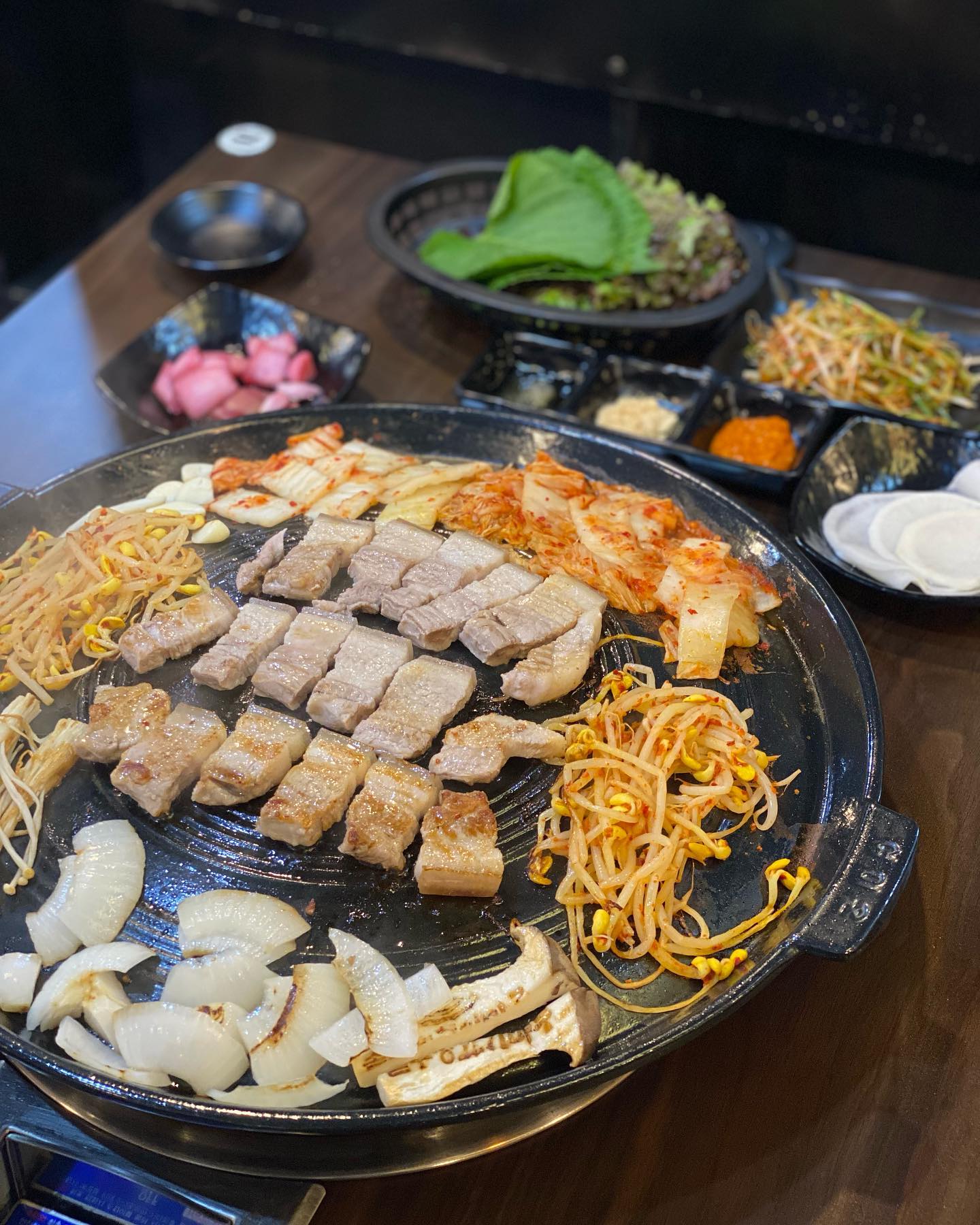 #두빛먹스타 #두빛_군자 #광고 #두빛_광고

📍솥뚜껑고기마루

생고기 전문점으로 오겹살 같은 삼겹살을 팔던 곳! 사장님이 직접 고기도 구워주셔서 너무 편했고, 고기도 쫄깃쫄깃하고 맛있어서 너무 좋았다🥰

자세한 후기는 블로그에٩꒰｡•◡•｡꒱۶