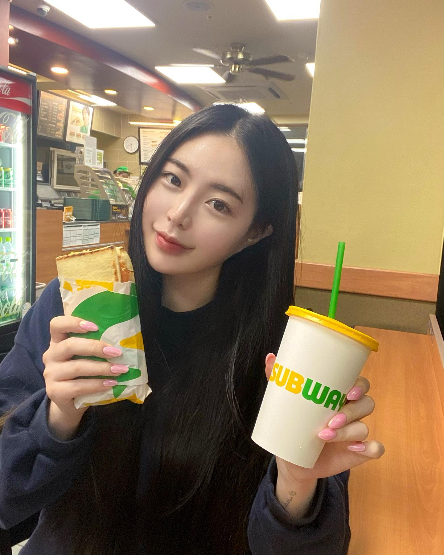 #협찬 인데 존맛탱인 써브웨이ㅠㅠㅠㅠㅠ 대박이두앙 짱맛!!
오랜만에 먹은건데 최고였다 점심, 저녁으로 먹어도 든든💗
제가먹은건 터키베이컨아보카도 에용~
#써브웨이 #써브웨이샌드위치 #샌드위치맛집 #샌드위치그램 #샌드위치추천 #터키베이컨아보카도 #아보카도샌드위치 #아보카도 #아보ㅋㅋㅋ카도 #아침메뉴 #점심메뉴 #저녁메뉴 #한끼식사 #아침밥 #점심밥 #저녁밥 #아침추천 #점심추천 #저녁추천
