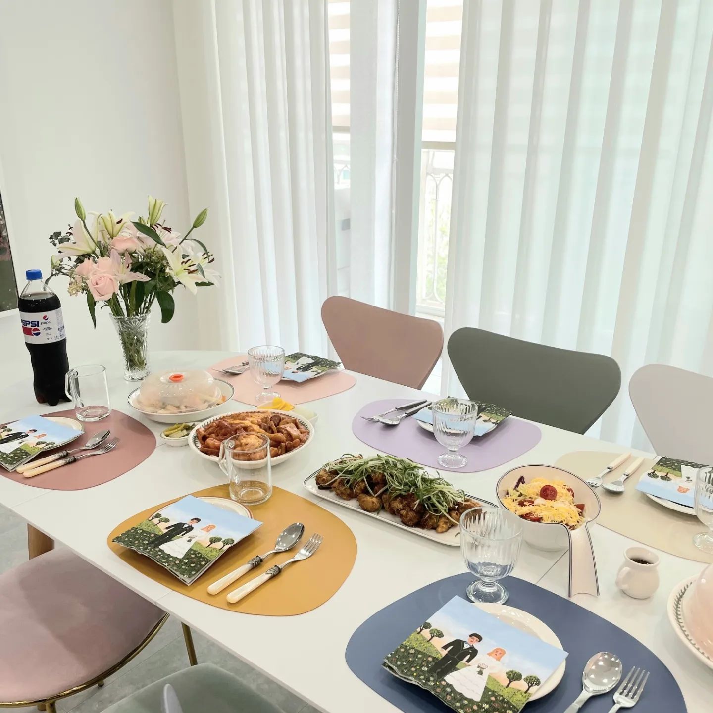 동기들이랑 신혼집 집들이💛
6명이라 배달음식도 주문! 엽떡과 치킨도 그릇에 이쁘게 플레이팅함ㅎㅎ
집들이선물로 빌보 아우든 머그컵과 그릇을 받았는데 어쩜 내가 없는것들로만 센스있게 골랐는지ㅠㅠ 롤케이크도 남편이랑 또 먹으라고 두개나 준비해준 센스에 또 감동😚
집들이 준비하고 치우는건 힘들지만 넘즐거웠다🥰