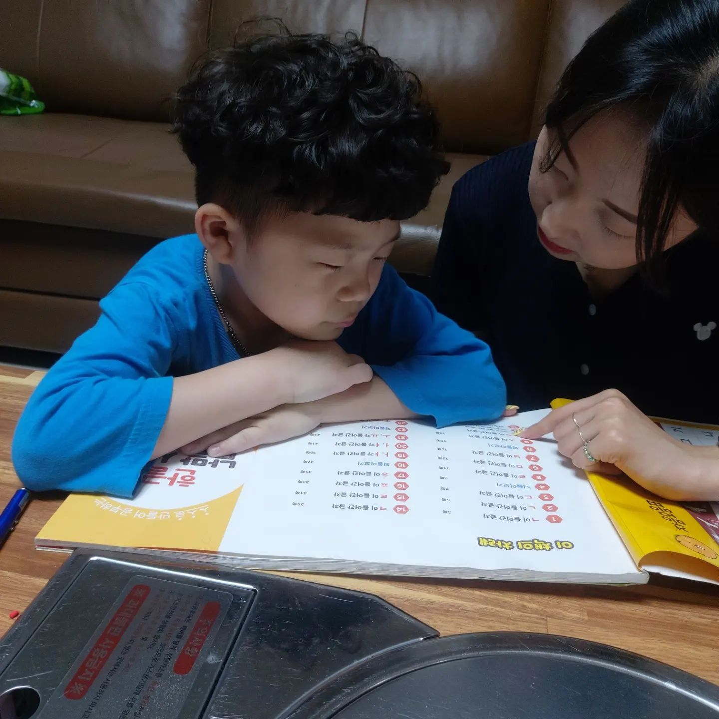 #협찬

2022년06월24일

내가 공부를 가르칠때면 욱할때가 많다.
우리아들을 너무나도 잘알기때문에 돌봐줄때도 공부가르쳐줄때도 그렇고 스트레스를 너무 많이 받다보니 나도 한두시간정도는 해방되고 싶다랄까?

돌봄선생님도 해주시고 동시에 아이들 놀아도주고 공부도 가르쳐주시니 나에게는 1석2조!

sns를통해 알게된 자란다!

알고보니 지인도 자란다를 이용중이라고 한다.
나는 이번 이용이 두번째인데 우리둘째에게 안성맞춤인듯?

불과 몇일전만해도 워킹맘이었는데 그때도 돌봄이 필요한데 자란다는 딱인듯.
지금 다시 전업맘이 되었지만 전업맘도 나름대로 고충이 뒤따르고 쉬고싶을때가 있는데 그럴때 찾으니 타이밍도 좋다!

자란다는 앱을 통해 다운로드받고
거기서 나와우리아이들의 성향에 맞는 선생님과 매칭을 한다

그럼.선생님이 여러명 나오는데 그 선생님의 프로필이 쭉나오고서 우리아이들과 맞을꺼같은 선생님을 선택하면 완료!
이용방법은 아래 링크에서 자세히 확인할 수 있으니 참고!

https://parent.jaranda.kr/home

그리고 자란다천안 은 이번에 새로 신규로 오픈한거여서 아직 모르는분들이 많은데 쉽게생각하면 베이비시터와 비슷한거같지만 좀더 편한듯?

다른돌봄보다 시간당으로 하기때문에 좀더 합리적인가격에 가능하고
신원검증은 물론,범죄경력 조회 및 인터뷰 등 8단계로 꼼꼼하게 검증이 된 선생님이니 믿을만하다.

그리고 여기는 또다른 구성이 있는데
친구를 초대하면 그친구엄마와 내가 똑같이 5000포인트를 받아서 다음수업때 포인트차감에도 도움이 된다는것.

내 추천인코드 찾아보니 V5QLRN
뭐 암튼 이번에 이용하면서 아이들도 선생님이 오길 기다리니 좋았다.

선생님도 어리고 얼마나 활기가 넘치던지 아이들 다루는것도 엄마인 나보다 더 수준급인듯.

이번 자란다천안 을 통해 좋은 인연을 맺을 수 있어서 더욱 더 좋았다^^

 #자란다 #자란다후기 #유아방문수업 #자란다방문수업 #방문수업 
#키즈방문수업 #방문미술 #초등영어 #초등수학 #놀이학습 #유아영어 #유아놀이
#창의미술 #자란다천안 #천안자란다 #긴급돌봄 #천안긴급돌봄

jaranda_kids