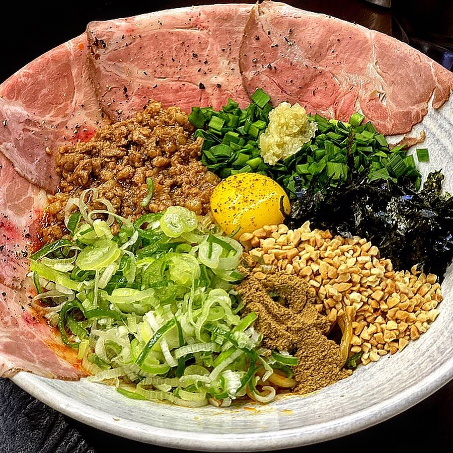 ◼️ #을지로3가맛집 #부타이제2막

✔️MENU
#마제소바(차슈추가) 13,500원
#후토마끼 13,500원

✔️리뷰
▫️가게 내부 협소. 웨이팅 있음.
▫️후토마끼 크기가 커서 한입에 먹기 어려움. 양 적어 보이지만 다 먹으면 배부름. 
▫️차슈에 마제소바면 싸서 먹으면 맛있음. 

#을지로3가맛집#을지로맛집 #을지로3가#서울데이트#서울맛집#맛집추천#서울데이트코스#맛집추천그램#일상#데일리#먹꿀이_을지로3가#먹꿀이_서울