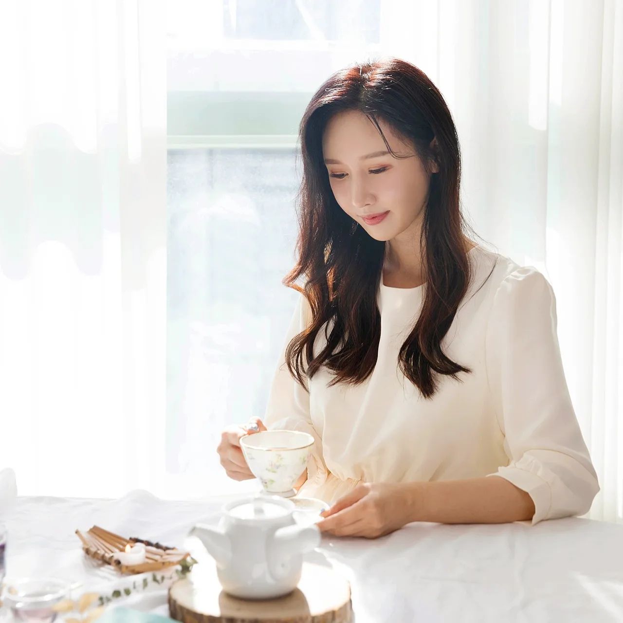 💵 스태그플레이션
불경기에도 떠오르는 사업 아이템 

모두 스태그플레이션 대처하고 계시나요 
아무래도 회사를 운영하다보니 이런게 눈에 띄더라구요 재밌는것 같아서 공유해요~ 

👀 불황에서도 떠오르는 아이템
1. 복권 로또 사업 
2. 1000냥 백화점(다이소같은)
3. 명품사업 
4. 물물교환 or 중고나라 
5. 점집, 사주, 타로 집 등 이 있다고합니다 

ㅋㅋㅋ 어찌보면 맞는것 같아요 
💰 
1. 로또 - 뭘해도 안되니 희망을 걸어보는 로또복권
 🏬 
2. 1000냥 백화점 - 저렴한 제품만 찾다보니 품질보다는 저렴이(어리신분들은 모르실듯ㅋ) 
👜 
3. 명품사업 그래도 돈많은 부자들은 많고 또 부자처럼 보여야 하니 한번씩 지르는 명품과 이미테이션 
🚗 
4. 중고- 힘든데 돈은없고 이거라도 팔아보자 싶어서 
물물교환 중고나라 
🃏 
5. 점 - 언제쯤 좋아질까? 희망걸고 싶어 사주나 타로 보기
♠️ 
부업 필요하신분들은 재미삼아 해보셔도 좋을듯요 ^^