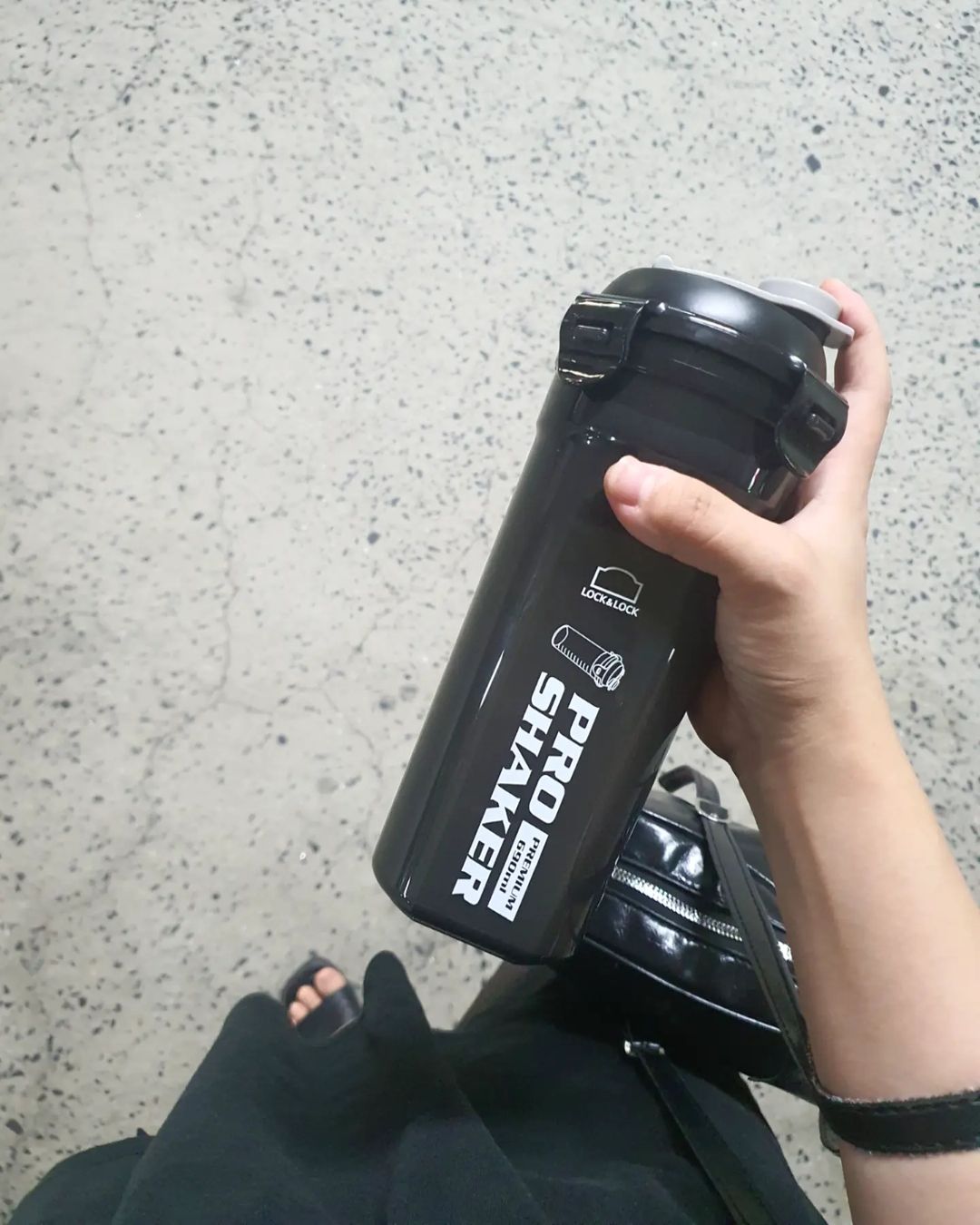 BLUE. on Instagram: “#광고 벌크업하기 딱 좋은 친구 프로틴쉐이커 이제 누구도 말 걸지 않겠지 쾌걸근육우먼 되는 그 날까지 함께하자 레스기릿”