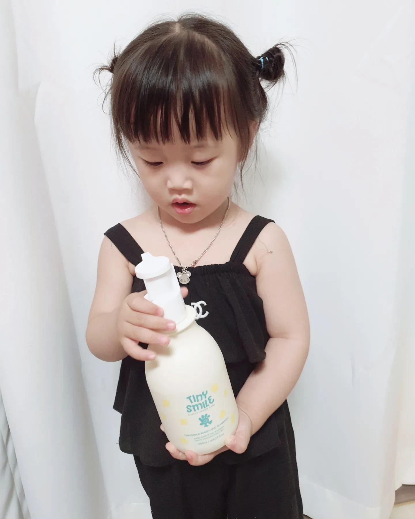 #협찬
티니스마일 워시앤 샴푸

피부가 예민한 아이라 비건 단백질로 한 번에 세정하는 피부 저자극 올인원 워시앤샴푸를 써봤어요~

👉온가족 피부를 위한 수용성 클렌징
👉알러지 FREE 인증받은 천연향
👉PH 미산성의 국내 유일 피토프로틴 프리미엄 아기화장품
👉알러지 유발물질 검출 테스트 완료/10가지 무첨가

전문적으로 특허받은 피토프로틴이 함유된 프리미엄 비건 베이브 브랜드로 우리 아이 생애 첫 화장품으로 사용하기 좋아요💛

제품 구매는
- 티니스마일 (http://tinysmile.co.kr/product/list.html?cate_no=23)

#협찬 #티니스마일 #아기화장품 #아기로션 #아기크림 #아기수딩젤 #아기샴푸 #엉덩이클렌저 #비건화장품 #비건 #아기화장품공구 #3살아기 #육아일상