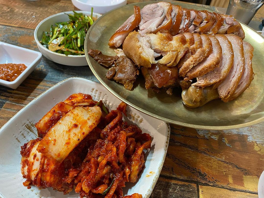 오먹쨩 on Instagram: “#오먹쨩협찬 #협찬 #광고 🍖 왕십리 호야네 족발 별관 🍖 - 족발 소(2.7) - 쟁반막국수 소(0.7) 🍖 족발: 진짜 꼬들과 담백의 끝판왕이었어요..야들야들한 콜라겐 부분이