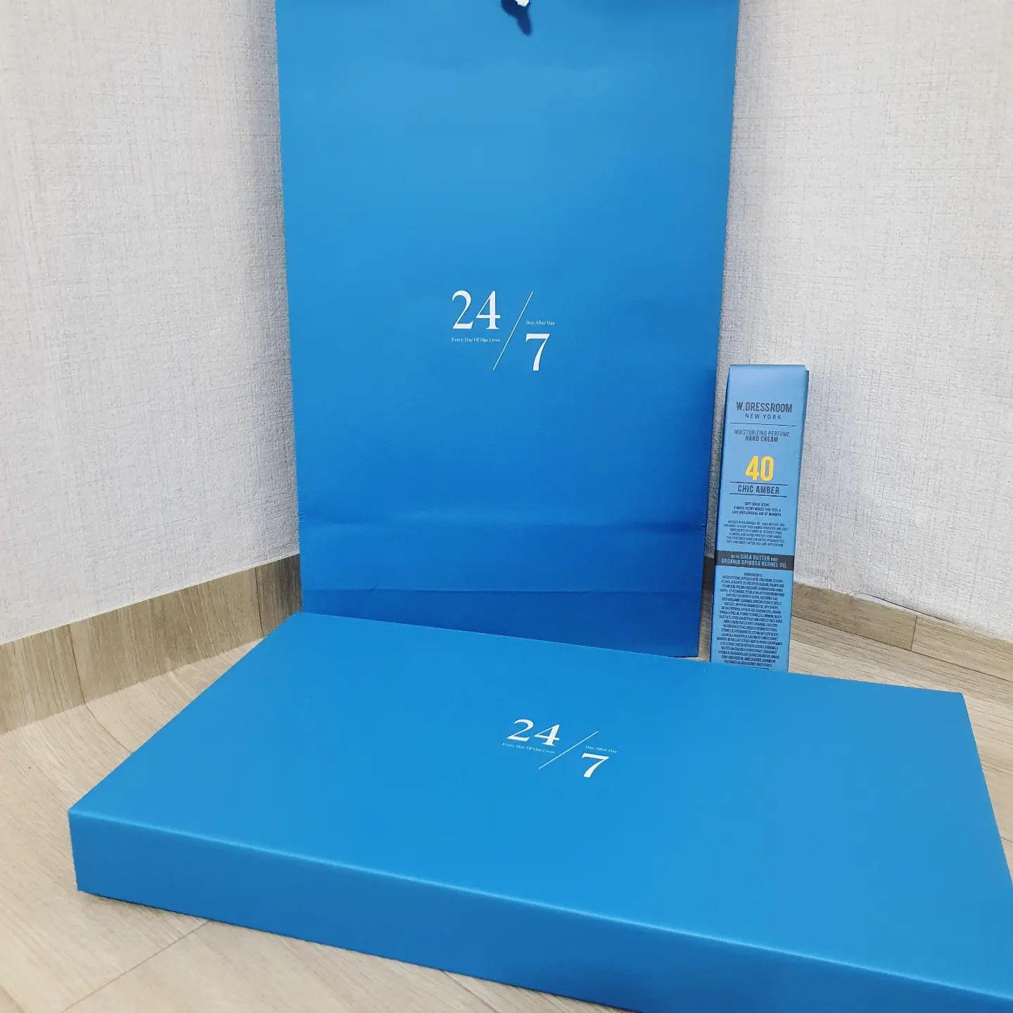 우리 망냉웅빠가 음력 생일이라고 선물해준 핸드크림과 섬유향수 세트!!!
향수 처돌이인 나로서는 너무너무 행복함😍
.
ehfehf1207 고마우 막냉웅빠
.
#섬유향수 #더블유드레스룸 #음력생일 #생일 #happybirthday #🎂 
#만나이로 #21살 #22살 #01 #막내오빠 #친오빠 #가족사진 #97년생 #26쨜🙋