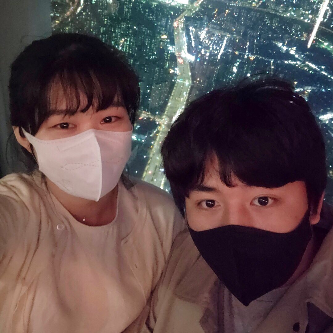 뭉치랑 첫 벚꽃놀이 석촌호수👩🏻‍❤️‍👨🏻
석촌호수➞벨리곰➞롯데타워까지 엄청난 강행군!
사진만 봐도 그날 얼마나 지쳤는지 보이는,,

👩🏻‍❤️‍👨🏻 석촌호수는 인터넷 후기대로 벚꽃보다 사람이 더 많았어요,, ヘ（。□°）ヘ 

👩🏻‍❤️‍👨🏻 그와중에 벨리곰도 보러갔답니닷•••💗🐻 
핫한건 다 봐줘야하잖아요 ~!~! 하지만 사진줄이 넘 길어서 멀리서 찍었어요...☆🤦🏻‍♀️
저 큰 곰이 바람에 휘청휘청하는데 넘 귀욥..(ؔᶿ̷⌔ؔᶿ̷) 
벨리곰의 빵빵한 배 어디서 많이 본 것 같은데.. 
혹시 오빠배..? (☞ ͡° ͜ʖ ͡°)☞

혹시 벨리곰풍선 사신 분있나여 ? 갖고 싶은데 못찾았어요 흑흑 이런건 무조건 들어줘야 하는데욤,,🐻

👩🏻‍❤️‍👨🏻 저녁으로 삼겹살에 소주를 즐겼어욤😋 
뭉치가 찾아 온 맛집은 줄이 넘 길어서 눈에 보이는 삼겹살 집으로 갔답니당,,, ᵒ̴̶̷̥́·̫ᵒ̴̶̷̣̥̀ 삼소는 진리니까욤
마침 브레이크타임 걸린 곳이라 웨이팅 1명도 없더라구요! '브레이크 타임 기다리는게 빠르겠다..!'고 판단해서 요기에 줄 섰어요 (๑>ᴗ<๑) 좀 있으니 저희 뒤로 쭉 줄 서시더라구욤 여기도 맛집이었나바여! !
☆웨이팅이 길 땐 브레이크타임 걸린 집을 가자☆ 라는 교훈을 얻었답니당,,😂
하지만 담엔 뭉치가 찾아 온 맛집 가보고 싶어욤,, 맛집 잘 찾는 뭉치ꔷ̑◡ꔷ̑
 
👩🏻‍❤️‍👨🏻 롯데타워 서울스카이도 다녀왔답니당! !
가는 줄 몰랐는데 뭉치가 예약했더라구요 ჱ̒ ｰ̀֊ｰ́ ) 
노을뷰를 보고 싶었다구 하는데, 아쉽게도 날씨와 시간탓에 못봤어요🥲 벨리곰이 의왕에 올 줄 알았으면 벨리곰 패스하고 여기 올걸,,, 뷰 정말 쵝오!🖤🧡 노을 보러 또 갈거예욤🌇 

#석촌호수 #벨리곰 #롯데타워