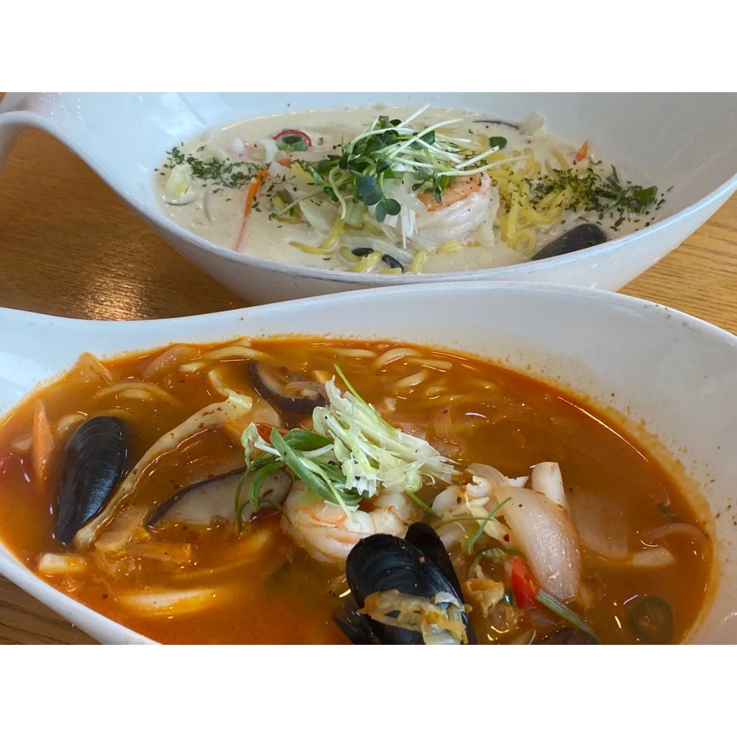 #협찬 마산맛집 #미스터뽕

오늘 소개 드릴 맛집은 
마산 가포에 위치한 짬뽕 맛집 미스터뽕입니다🤗

미스터뽕은 이미 너무 유명한 집이라 
기본적으로 웨이팅이 있는 집이에요
저희는 웨이팅을 피하기 위해 
오후 3시쯤 방문했음에도 불구하고 
40분 정도를 웨이팅하고 입장할 수 있었어요😂

미스터뽕이 이렇게 인기있는 이유는 
사장님의 넘치는 정 때문이라고 생각해요👍
짬뽕을 2인 이상 주문하면 
고르곤졸라피자를 서비스로 한판 제공해주시고 
곱빼기와 공기밥은 무료로 제공하고 있어요😍

사소하게는 물도 정수물이 아닌 생수 페트병을 제공하고있고 
짬뽕을 못먹는 애기들을 위해서 
어린이용 짜장 컵라면을 1000원에 판매하고 있었어요💯

40분 웨이팅끝에 자리를 잡고 앉아 
빨간뽕과 크림뽕을 주문했어요 
주문하고 조금 기다리니 짬뽕들과 피자가 나왔어요🤤

빨간뽕은 저희가 보통 알고있는 짬뽕이었고 
맵기가 3단계로 나눠져있었어요!
저희는 약간 매운걸 원한다고 하니 
특별히 1.5단계로 만들어 주시더라구요🙈 
정말 제 입맛에 딱 맞는 맵기였어요👍
빨간뽕에는 새우와 홍합, 오징어 등 
다양한 해물과 야채들이 들어있어 
정말 감칠맛나고 매콤한게 너무 맛있었요😋

크림뽕은 크림파스타 느낌의 짬뽕이었는데
짬뽕면의 크림파스타가 정말 특이하더라구요
크림뽕 역시 다양한 해산물, 야채등이 들어있었고 
전혀 느끼하지않고 약간 매콤한게 
정말 제가 좋아하는 맛이었어요👍👏

고르곤졸라피자는 서비스라고 절대 무시하시면 안돼요!! 
갓 구운 피자가 진짜 너무 맛있었고 
꿀에 찍어먹으니 맛이 2배로 맛있었어요!! 
진짜 따로 파셔도 사먹을꺼같은 찐맛이었어요🙈

마산 놀러가셔서 음식 맛도 너무 좋고 
덤으로 서비스까지 완벽한 미스터뽕에 방문하셔서 
짬뽕과 피자 꼭 한번 드셔보시길 완전 강추 드릴게요🙇‍♂️❤️

💌 경남 창원시 마산합포구 가포로 600 미스터뽕

#가포맛집추천 #가포맛집 #마산짬뽕 #마산가포맛집 #마산피자맛집 #가포가볼만한곳 #마산가볼만한곳 #마산데이트 #가포데이트 #마산밥집 #먹스타그램🍴