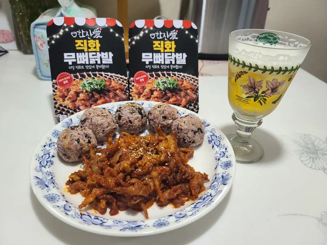 이민찬 on Instagram: “한잔애에서 저에게 직화 무뼈닭발 제품을 협찬해주셨어요❤️❤️ 받은제품 이쁘게 찍고 야무지게 먹겠습니다!🙇‍♂️🙇‍♂️ 👍리얼 직화로 구워 살아있는 불맛