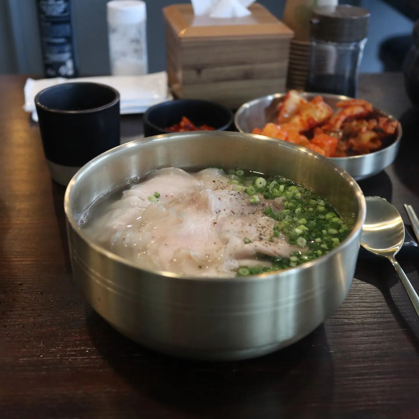 #협찬 #명백집#영통맛집 #망포역맛집 #망포동맛집 #수원맛집 #동탄맛집 #오산맛집 #수원점심 #망포점심 #영통점심 #오산점심 #동탄점심 #신동점심 #신동카페거리맛집 #명백집 #수원국밥 #수원곰탕 #지리산곰탕 # 버크셔K돼지곰탕 #돼지곰탕

 

망포역 근처 국밥 맛집 명백집!!

깔끔한 국물에 부드러운 돼지고기가 넘나 맛있는 맛집

매장 분위기도 좋고 메뉴도 맛있어서 데이트하기에도 넘나 좋은 곳이에요

매일 한정된 수량만 판매하고 있다고 합니다! 

버크셔K 돼지곰탕 단일 메뉴에 배달, 포장도 운영하지 않을 정도로 사장님이 메뉴에 진심인 편 ㅎㅎ

체험단으로 왔다가 너무 맛있게 먹고와서 무조건 재방문 할 계획이에요