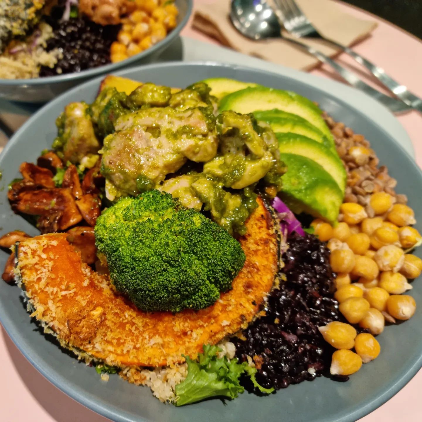 [서울역 샐러드맛집][아보카도전문](알라보)

오늘은 서울역주변 샐러드 맛집 소개해드리려고해용~ 

회현역에서 회사를 다닌지6년째 주변맛집 이미한번씩 방문했어요~ 고기집,중국집. 일식 다 있는데 샐러드맛집 만 안보이더라고요....근데 요세 지도에어 샐러드 맛집 발견합니다!!!
바로 알라보라는 샐러드맛집입니다!!!
✔비프 샐러드 
✔바질치킨샐러드(닭다리살)
✔아시안치킨샐러드 
✔수비드 목살
✔머쉬롬 아보카도 샌드위치 

1.생각한거보다 샐러드가 양이 많아요!
2.비프는 적당하게 익혀서 부드러워요!
3.바질 치킨샐러드 가추갑니다!!!!!!!!!
4.먹을때마다 여기 단호박이 그렇게 맛있더라고요!
5. 여러가지 콩이 있어 포만감이 있어요!
6.아시안치킨도 맛있지만 바질치킨랑 같이먹어서 비교됩니다....바질 완성...
7.3번갔는데 연어샐러드 없더라고요ᆢ맛이 궁금....
8.아보카도 좋아하신다면 꼭 가보아야할곳이반용!
9.샌드위치는 아보카도 폭탄이다!!버섯랑 같이먹어면 너무 고소해어 말도안됭!!!
10.수비드가 그런지 퐁신퐁신 하면서 육즙 가득!!

​회사주변 이런 샐러드맛집 생겨서 너무 반갑습니다 

#알라보#회현맛집
#남대문맛집 #명동맛집 #샐러드맛집