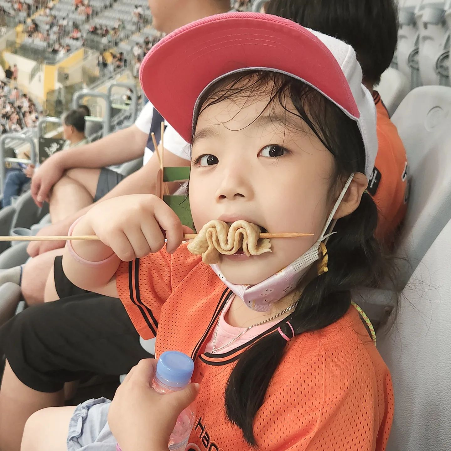 고척스카이돔 한화대키움 직관
사랑한다~ 한화이글스

열심히 응원하다,
먹고 또 먹고~ㅋ
한화의 승리경기 보고퐈요♡
.
.
#고척스카이돔 #한화이글스 #직관
#노시환 #빨리보고싶다
#윤대경 #문동주 #정은원 #이진영 #사랑한다! #7살 #승요 쉽지않네~ #사랑한다최강한화 #화이팅
