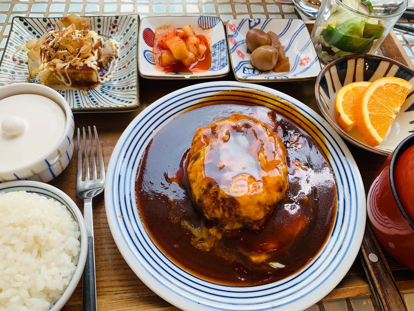 🍽 윤휘식당
🏠 서울 성북구 보문로34길 70 2층
성신여대 있는 자그마한 함박스테이크 식당
먹고싶어서 고고 (묵은포스팅)
창가자리에 앉아서 먹음

정갈하게 여학생 취저
뭔가 아기자기한 느낌
개인적 취향은 안암에 있는
#정다래함박스텍 추천!! (더저렴함)

사람마다 취향은 다르니까요~*
아무래도 내 입맛은 고급이 아닌가봄😅
/
#성신여대함박 #성신여대맛집 #성신여대밥집 #윤휘식당 #성신여대점심 #성신여대점심식사추천