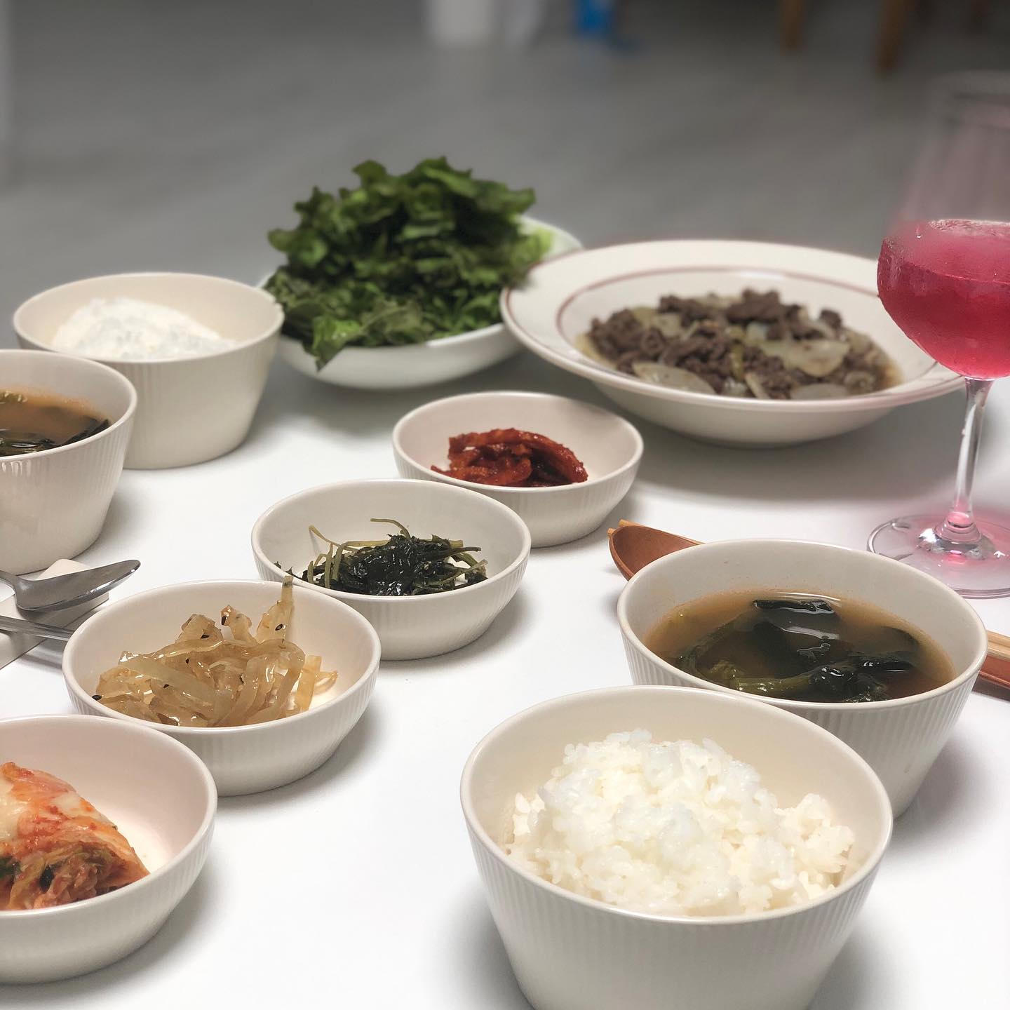 밥 챙겨주는 뭉치🫶🏻
항상 기대 이상으로 해주는 큐티프리티~~~💓

정말 쵝오의 토욜일이었당💜
아침 늦게까지 퍼질러 자는 날 기분 좋게 깨워주고, 수영장 같이 가준 것도 넘넘 좋음! ! 저녁상차림도 넘나 갓벽해,,,✨

먹고 싶은거 말하라길래 , 불고기 상차림 사진을 보내줬는데 요롷게 준비해줬다 증말 감동,,,🥹
정갈하게 담은 반찬도 넘 옙흐고 불고기와 조합도 짱짱!ヾ(o˃̵͈̑‿˂̵͈̑o)ｼ 난 그냥 불고기만 해주는 줄 알았다구~~~ 항상그 이상으로 해줘서 넘넘 조하•••💖

#홈쿡 #밥상 #오늘뭐먹지