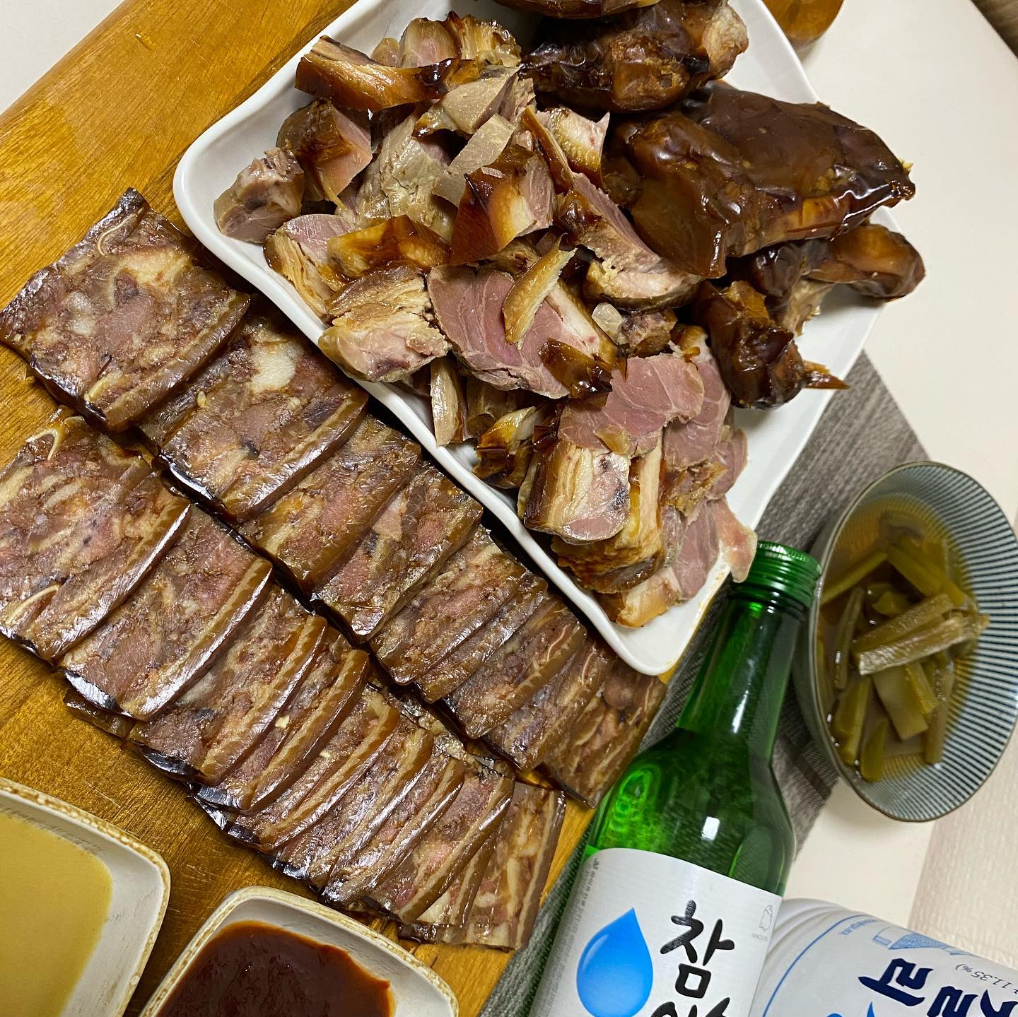 #제품협찬 📌 두레 순살 족발&미니 족발&수제 편육
29년째 가족의 정성으로 만드는 족발!🥰

✔두레 순살족발&미니족발&수제편육
집에서 간편하게 즐기는 족발이 있다고~? 비싼 배달비에 부담스럽다면 택배로 주문해보자!✨
잘 손질된 순살 족발로 만들어진 두레 순살족발!🍗 미니족발은 족발의 뼈부분으로 되어있어 발라먹기 좋아요~😍

함께 동봉된 소스도 중독성 만점🌶! 매콤한 맛을 좋아하는 우리입맛엔 불소스가 딱이에요~

특수 살균 기술로 장시간 보관이 가능하고 방부제나 첨가물이 없어 우리가족 먹거리에도 안심!🤗

여행지, 캠핑장, 스키장, 낚시터 등! 전자레인지 조리가 필요 없으니 간편하게 즐길 수 있어요😋

한평생 바른먹거리를 나누는 신념으로 만들어진 두레족발😙👍
고기의 잡내는 No❌ 쫄깃함과 건강한 먹거리만⭕!

한번 젓가락을 들면 멈출 수 없어요🤤 우리가족 야식메뉴&술 안주로 언제든 환영~❤

정성 가득 삶은 족발과 편육을 합리적인 가격으로 집에서 즐겨보세요!🥰

구매링크 : https://smartstore.naver.com/chefdoorae

#족발 #편육 #두레식품 #두레족발 #순살족발 #두레편육 #무뼈족발 #리프이노베이션 #전담셀러 #맞팔 #선팔 #셀피 #일상 #좋튀 #좋반 #먹스타그램 #맛스타그램 #먹스타맞팔 #좋아요반사 #좋반 #먹팔맞팔 #선팔맞팔환영 #먹스타 #food #foodstagram #koreafood