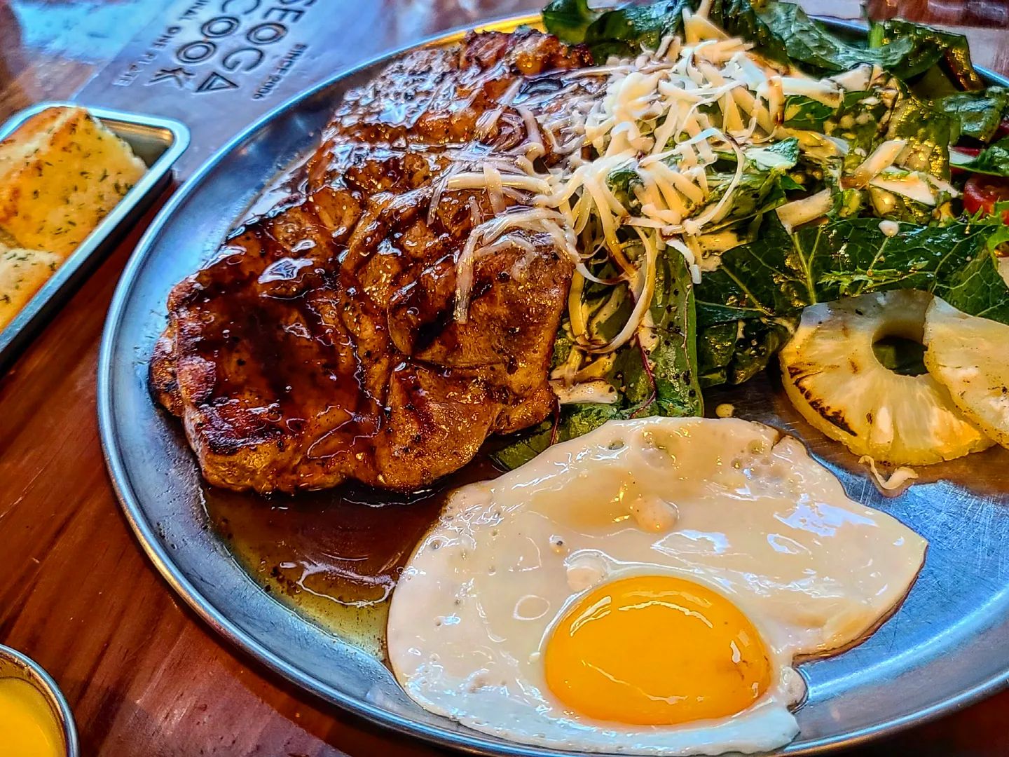 #분당맛집 추억돋아서 가본 서가앤쿡 분당서현점

목살스테이크하면 무조건 서가앤쿡이죠! 비슷한곳 많이생겼지만 맛으로는 못따라가는것 같아요!

오랜만에 먹어보고싶어서 가봤어요. 예전에 단품메뉴만 있을때는 양이너무 많아서 자주못갔는데 한상메뉴 생기고는 2명이가기 넘좋아졌어요.

메뉴가 다양해졌지만 시그니쳐인 👾목살스테이크샐러드와 베이컨까르보나라 한상으로 넘 맛있게 먹고왔엉용‼️

👉서가앤쿡 분당서현점
*목살한상  35,800