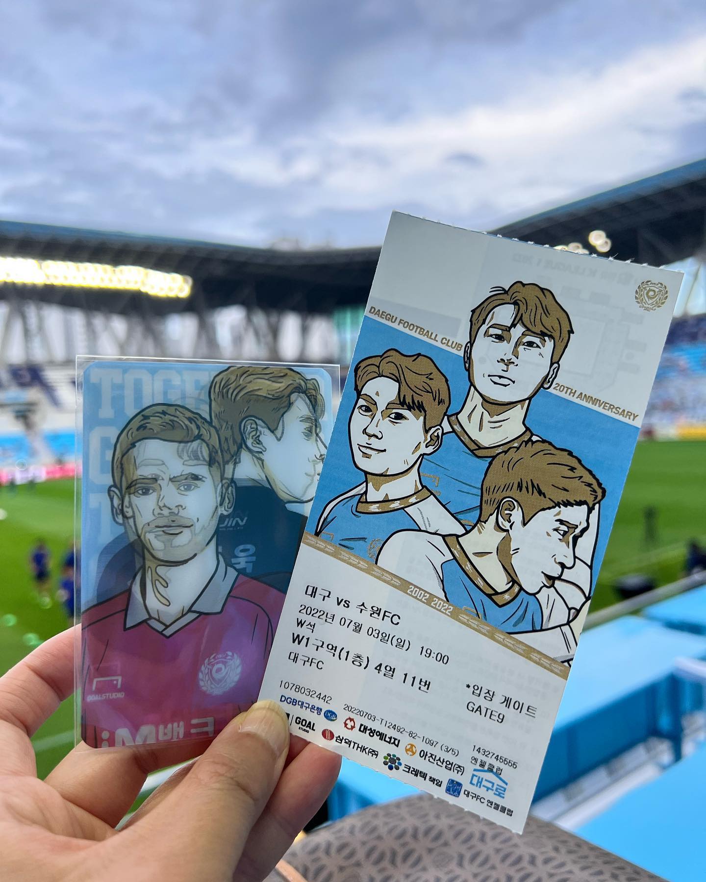 갑자기!!!
일요일 저녁 축구경기 직관!
그것도 대구구구~~

⚽️하나원큐 K리그1 2022 19라운드 홈경기
 📌대구FC vs 수원FC
여기는 DGB대구은행파크

입꼬리 승천중인 쌍둥이브라더스.
세징야 부인과 사진찍고,
유니폼 한장씩 겟하시는 두분!!
덥다~~
우얏거나 아들 좋아하는 대구FC이겨라^^

#대구FC #DGB대구은행 #조광래감독 #세징야 #정태욱 #대구FC이겨라 #축구직관 #여기는대구 #cesinha #daegufc