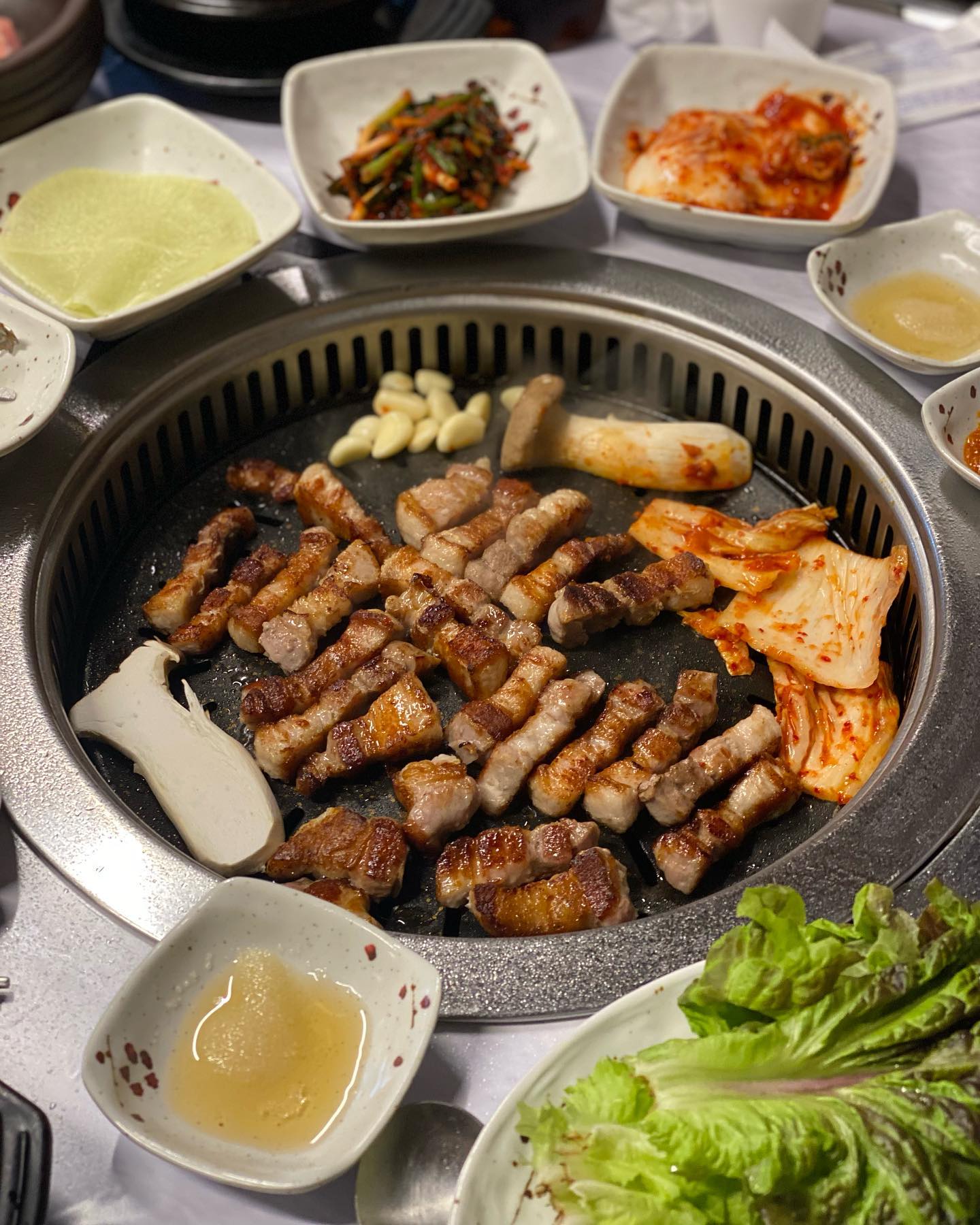 #두빛먹스타 #두빛_익선동 #광고 #두빛_광고

📍멍석집

#숙성삼겹 200g 17000원 2인분
#항정살 200g 17000원 
#갈매기살 200g 17000원 
된장찌개 3000원
계란찜 3000원

종로3가 익선동 삼겹살맛집이었던 멍석집! 숙성삼겹으로 고기가 더 쫄깃하고, 겉면을 바삭하게 익혀서 더 좋았던 삼겹살이었다. 항정살은 삼겹살보다 설컹거리면서 쫄깃한 느낌, 갈매기살은 마치 달달한 소고기를 먹는 느낌!

주변에 위치한 노포맛집들보다 훨씬 시원하고, 사장님 서비스도 좋아서 강추강추!

자세한 후기는 블로그에٩꒰｡•◡•｡꒱۶