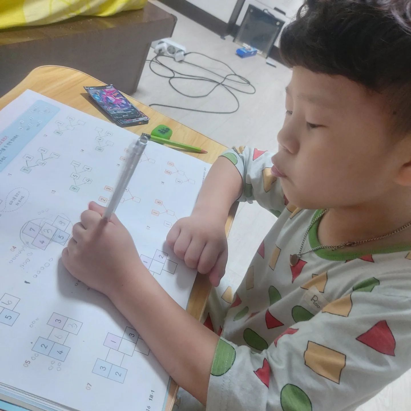 2022년6월30일

#협찬

아이가 좋아하는 4단계 초등연산
벌써 3주차가 되었어요.

이번에는 연속해서 가르고 모으기
그리고 가르고 기르기, 모으고 모으기를
해보았거든요.

아직 둘째에게는 많은 부분이 어렵지만
저와 하나 둘씩 헤쳐나가고 있어요.

그리고 이어서 9까지 수의 덧셈을 했는데요.
더하기는 모으기처럼 두 수를 모은 결과를 구하는것으로 +를 사용하여 덧셈식을 만들어 구하는것도 해보고나서 원리에 대해 알려주었구요.

마지막으로 구슬을 이용해서 덧셈하는것까지
배웠는데요.
다음 4주차는 응용하는 부분인데 다 소 어려워하는부분이 없지않아 있겠지만 정민이와 함께 힘내볼께요^^

➡️동양북스로부터 교재를 무상으로 지원받아 직접 체험하고 작성한 후기입니다

#초등연산 #초등수학 #아이가좋아하는4단계초등연산 #홈스쿨링 

dybookswith