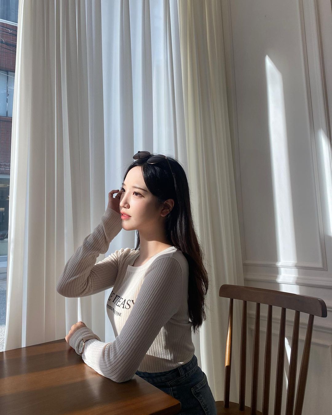 문채은 on Instagram: “#광고 #s7iluvu ⠀⠀⠀⠀⠀⠀⠀⠀⠀⠀⠀⠀⠀⠀⠀ 여름에 선구리는 필수,,'〰️' 이런저런 코디에도 다 찰떡인 선글라스로 여름맞이 놀러갈 준비 합시당! 자외선 차단 선글