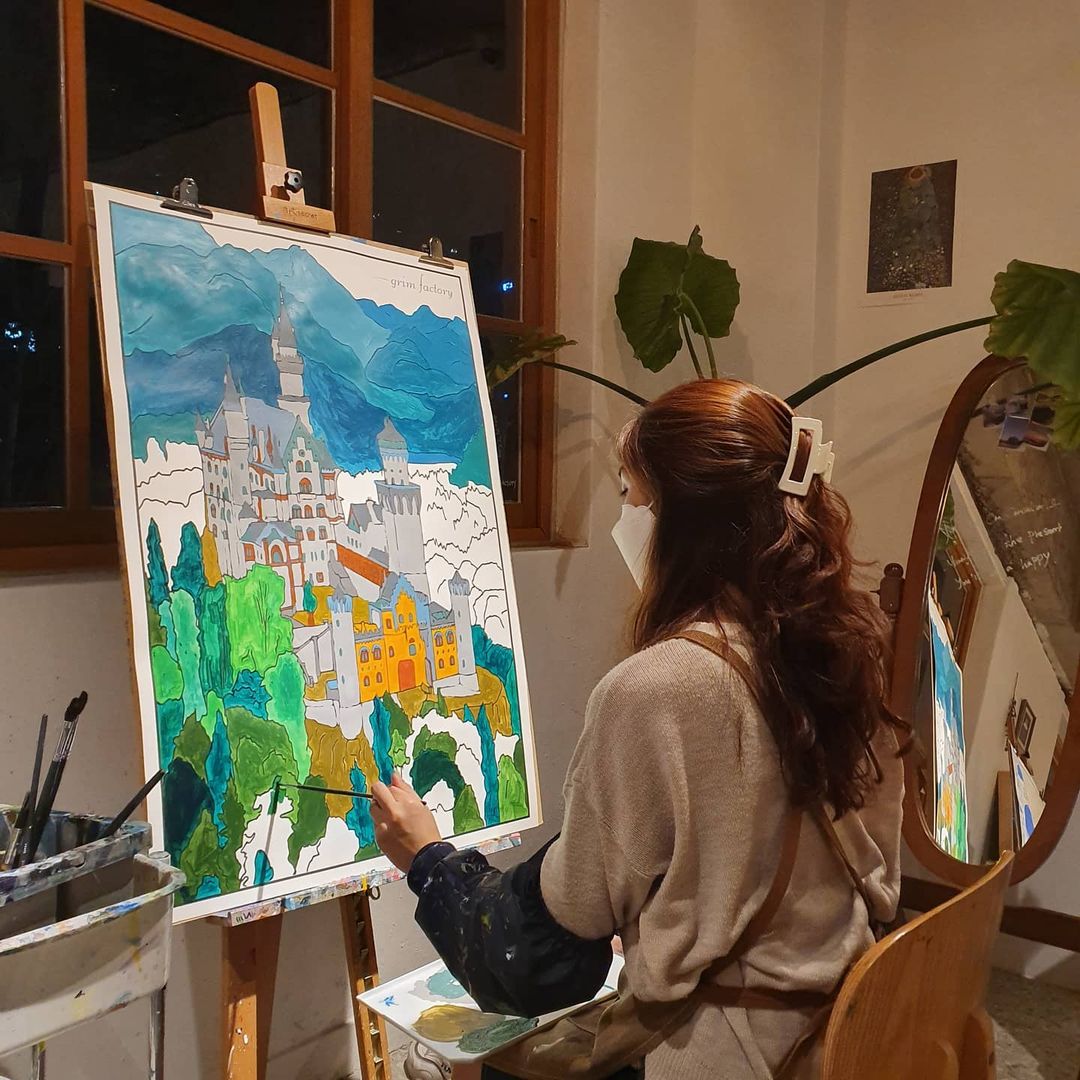 Kim Miyeon on Instagram: “- 최소8시간 들어간 그림🤫 #그림제작소🎨 #그림제작소 #그림제작소잠실 #송파카페 #송리단길카페”