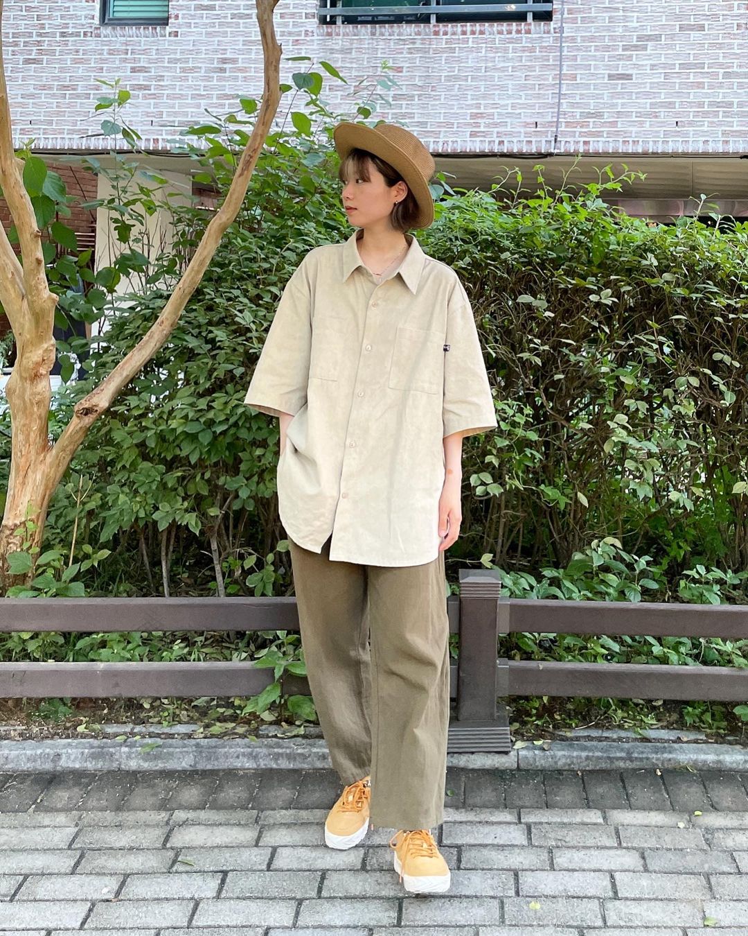 숨숨 on Instagram: “#광고 🤟찐으로 더운 여름에 필요한건 바로 이런 모자🥹 🤟그냥 모자 안됨 챙 넓어서 햇빛 가려주고 패션도 살려죠야대... 🤟그럴 때 딱인 롸잇히어의 페도라☺️ 🤟남