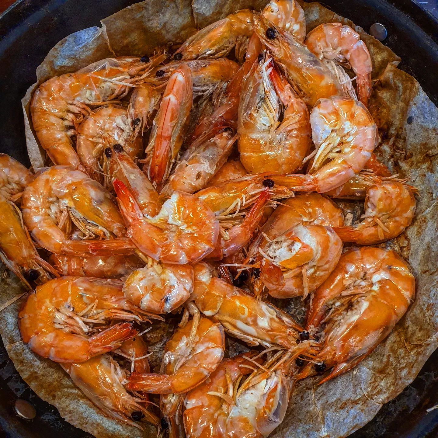 🍤
𝐏𝐋𝐀𝐂𝐄: 창우수산 활새우직판장
𝐌𝐄𝐍𝐔&𝐏𝐑𝐈𝐂𝐄: 
새우이슬구이 1kg 50,0
새우머리버터구이 3,0
⭐️⭐️⭐️⭐️

통통한 새우구이 알차게 먹으러 다녀왔어요
강남구청역에 위치한 창우수산
이미 알만한 사람들은 다 아는 유명한 곳이죠
두번째 방문한건데 이번에도 배터지게 먹고 왔어요 
소금구이랑 이슬구이 가격은 같은데 소금구이는 친구피셜 시간이 지나면 삼투압때문인지(?) 좀 쪼그라든다고 .. ㅎㅎ
그래서 이슬구이를 먹었습니다

저는 새우머리버터구이가 진짜 맛있어요 ㅠㅠ 꼭꼭 드세요 모두들

옆테이블은 샤브샤브랑 생새우활어회 많이 드셔서 다음엔 저도 그거 도전해볼까 생각중🤔

영상보시면 알겠지만 새우들 좀 불쌍한데 너무 맛있어요..ㅋ 아 콜레스테롤 보충 제대로 했넹
다음에 또 갈거냐구요..? 네~

#창우수산활새우직판장 #창우수산 #새우 #새우구이 #새우구이맛집 #강남구청역맛집 #강남구청맛집 #7호선맛집 #분당선맛집 #강남맛집추천 #강남맛집 #새우맛집 #먹팔하면맞팔 #먹팔맞팔 #먹팔 #먹스타그램 #맛스타그램
