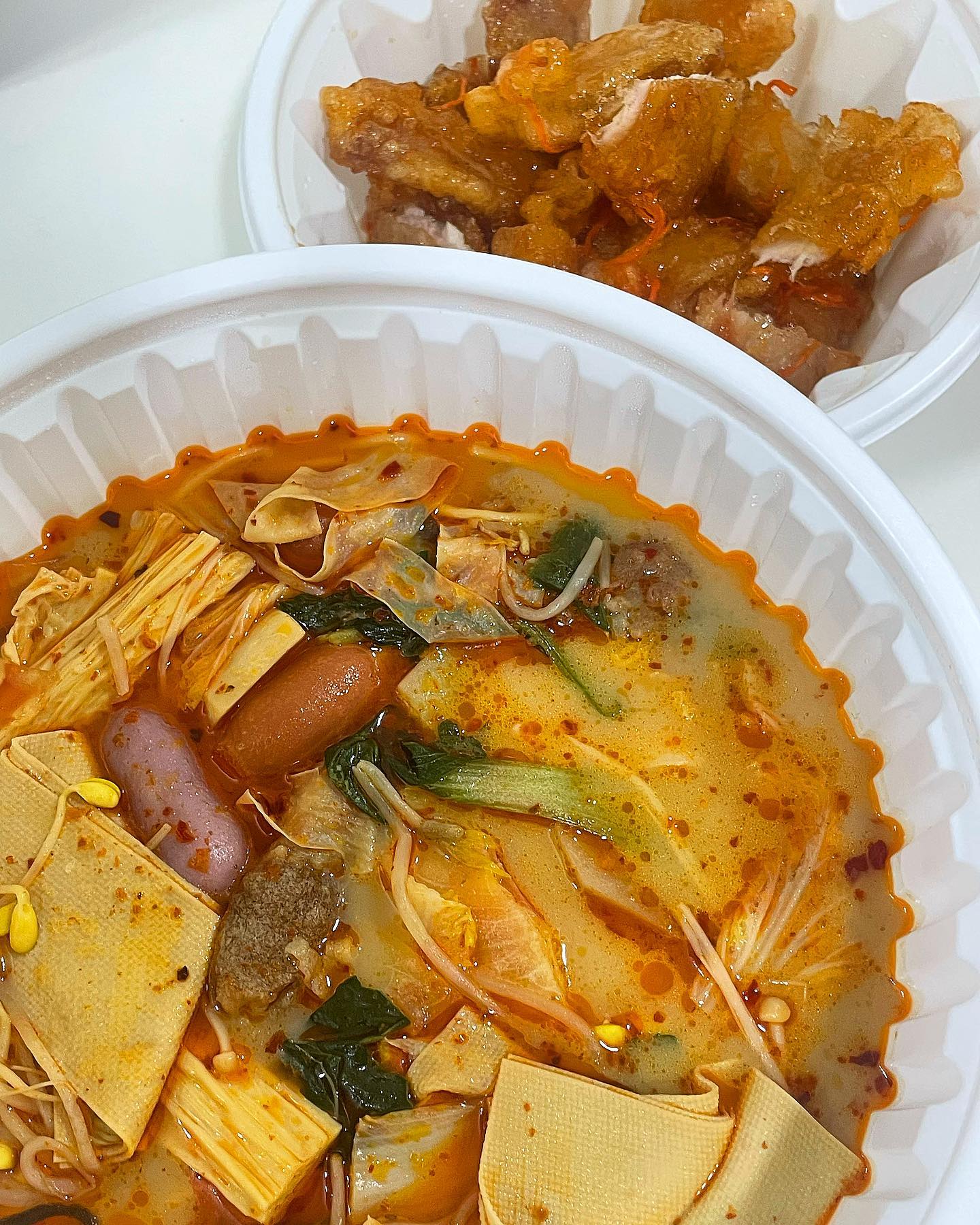 여러분들은 마라탕에 어떤 재료를 넣는 걸 좋아하시나요? 
저는 무조건 건두부파 입니다!!! 💫
다른 재료는 빠져도 건두부는 포기모태….🤤
아… 밤에 보니 또 먹고 싶네,,,❤️❤️