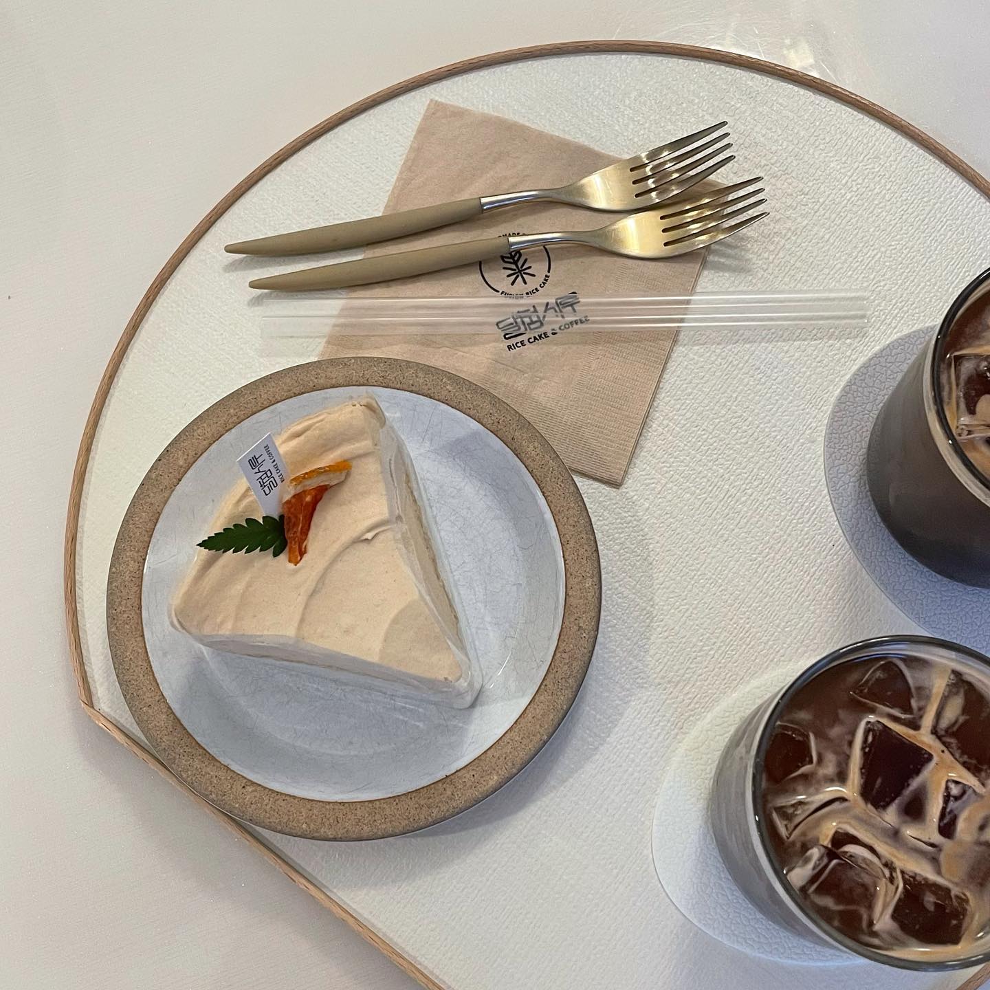 #달첨시루 얼그레이치즈 설기케이크 존맛탱🤍 생긴건 부드러운 생크림 케이크인데 맛은 쫜득쫜득 달콤한 떡👻 #샤로수길카페 맛집으로 인정~~~~🎉
.
.
.

#첫줄 #첫줄반사 #좋아요 #좋반 #팔로워 #팔로잉 #좋아요반사 #팔로우미 #선팔 #선팔환영 #선팔하면맞팔 #맞팔 #맞팔해요 #소통 #소통환영 #데일리 #소통스타그램 #먹스타그램 #먹방 #샤로수길맛집 #서울카페 #샤로수길 #떡케이크 #서울